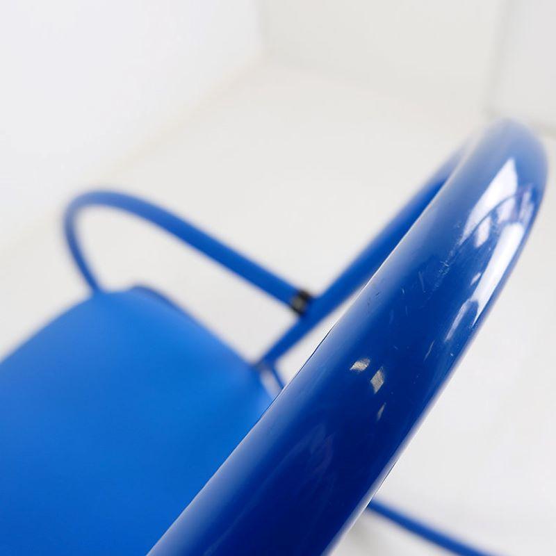 Mid-Century Modern Chaise à bascule tubulaire laquée bleue, années 1970 en vente