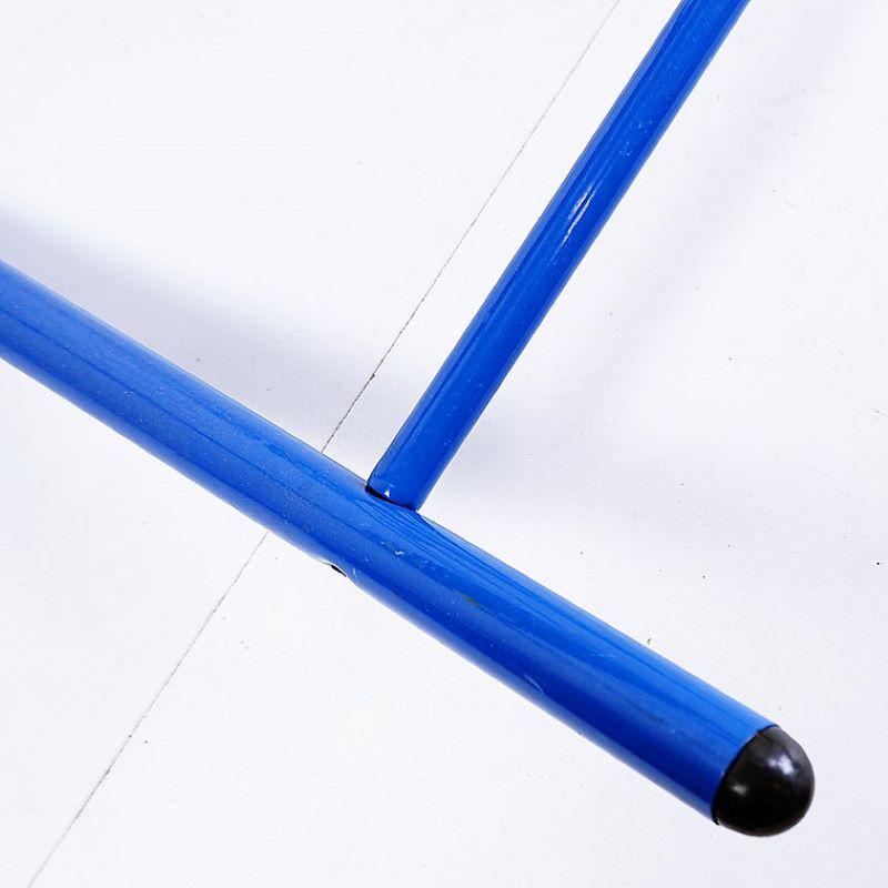 Blau lackierter Schaukelstuhl aus Metallrohr mit Metallrohr - 1970er Jahre im Angebot 1