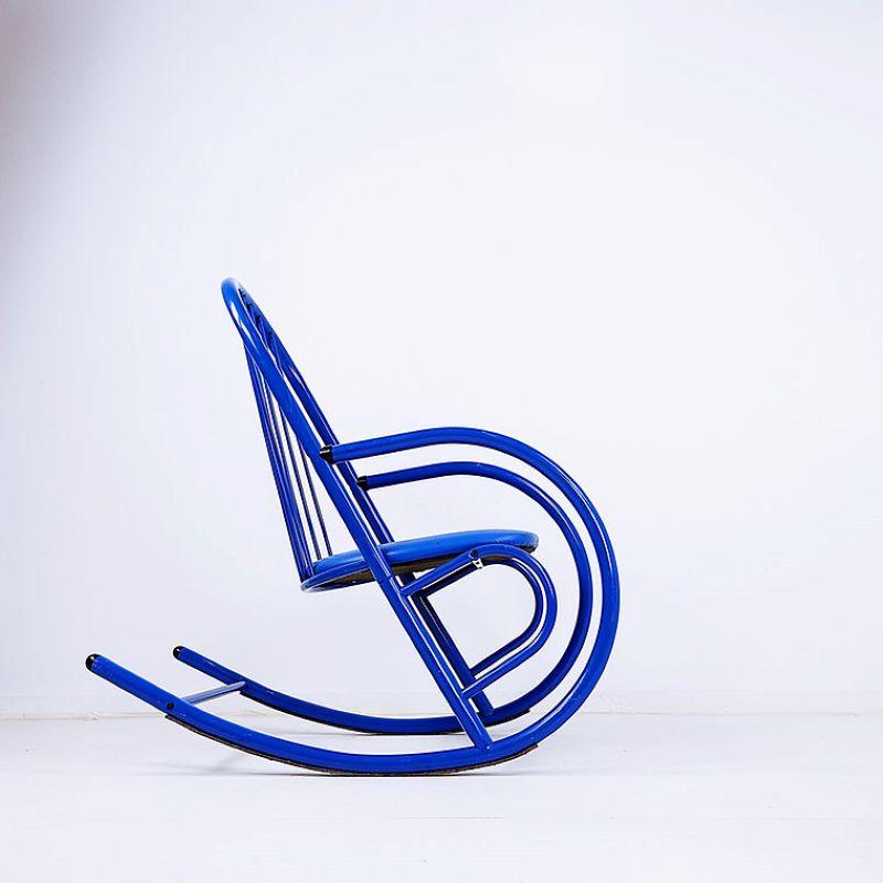 Chaise à bascule tubulaire laquée bleue, années 1970 en vente 1