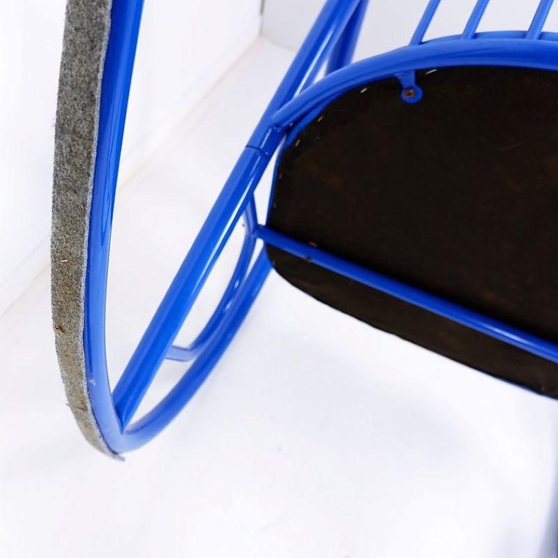 Chaise à bascule tubulaire laquée bleue, années 1970 en vente 2