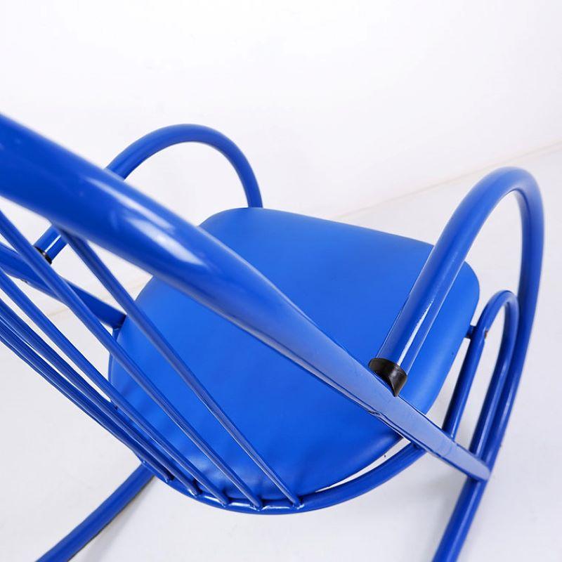 Chaise à bascule tubulaire laquée bleue, années 1970 en vente 3