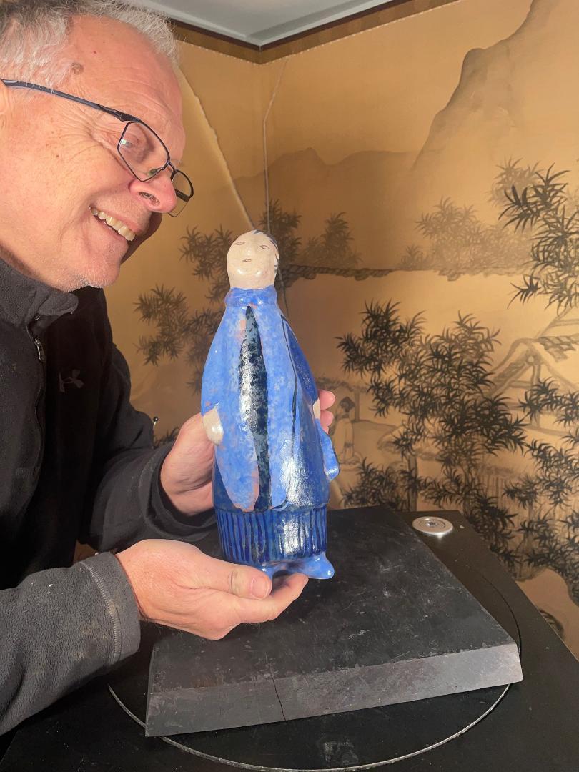 Donna blu con la sua borsetta - opera magistrale di Eva Fritz-Lindner.

Una scultura alta e serena, fatta e dipinta a mano, di una signora che porta la sua borsetta di nome EMA - un'amica dell'artista - e realizzata e dipinta a mano in splendidi