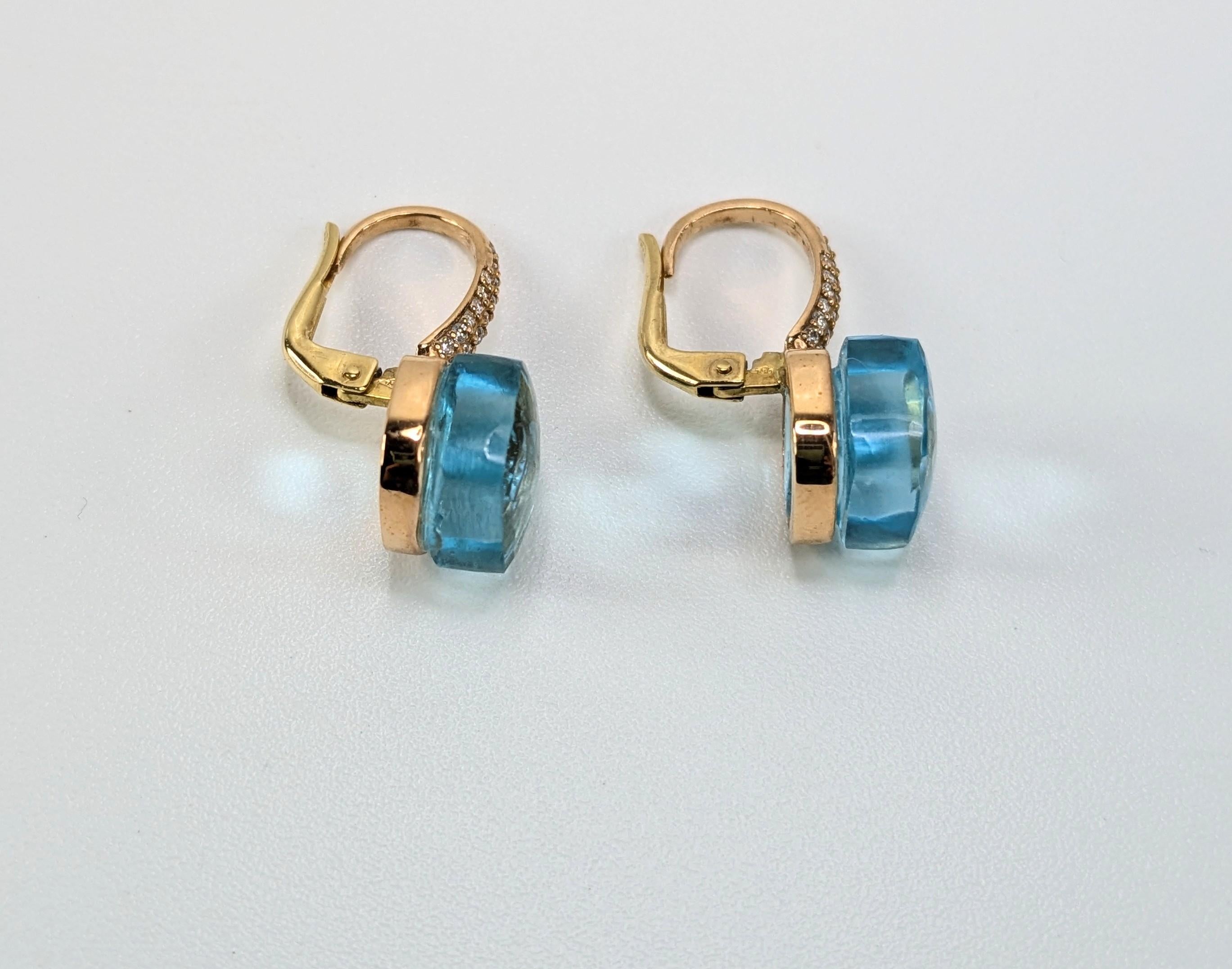 Orecchini pendenti in oro 18k sfaccettati con pavé di diamanti di Topazio Blu Lago in vendita 1