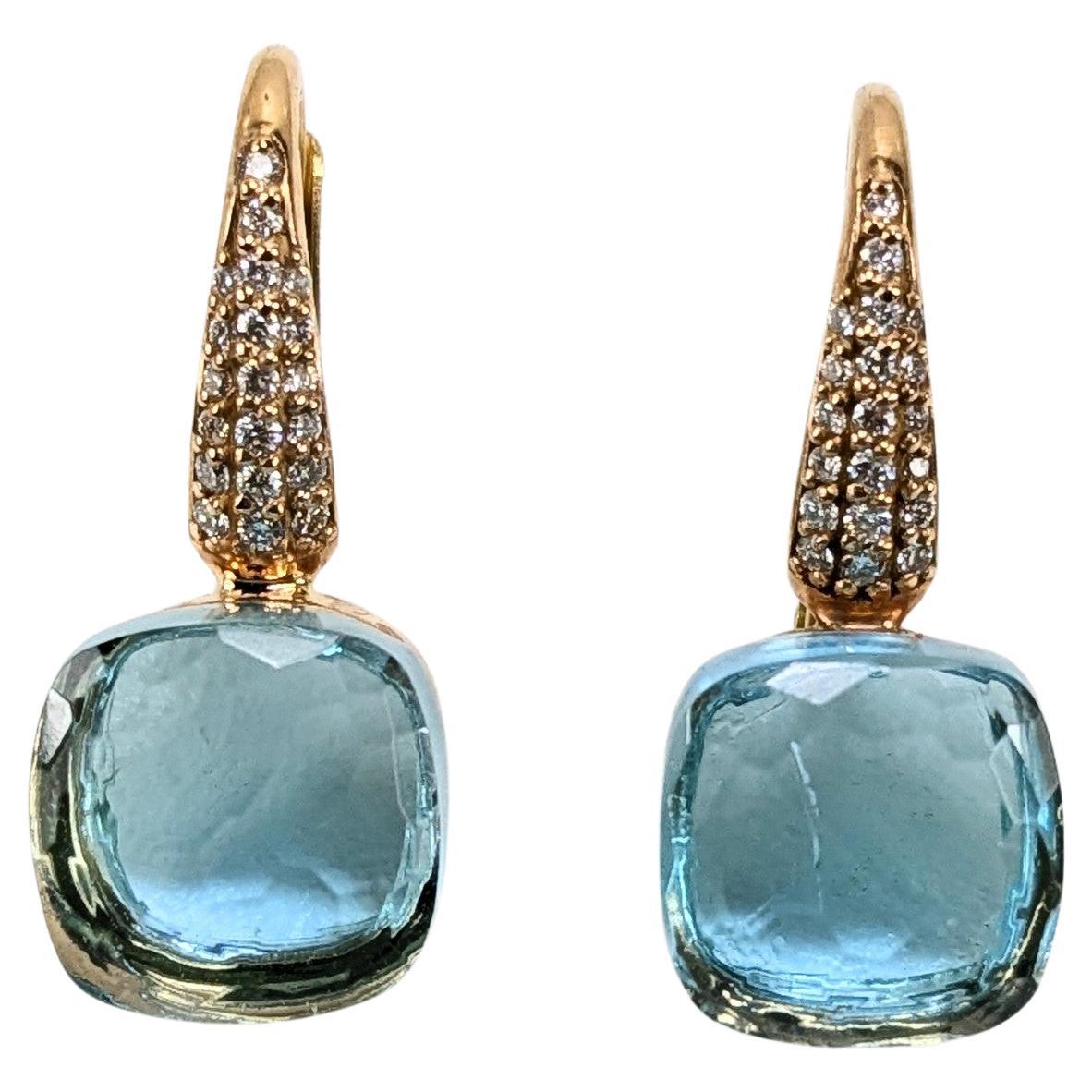 Topazio Blu Lago Colore Sfaccettato 18k  Orecchini pendenti in oro con pavé di diamanti
 La coppia di orecchini pesa in totale 2,5 grammi e misura 22 mm o 0,75 pollici.
I topazi sono di 4,00ct ciascuno e il pavé di 40 diamanti è di