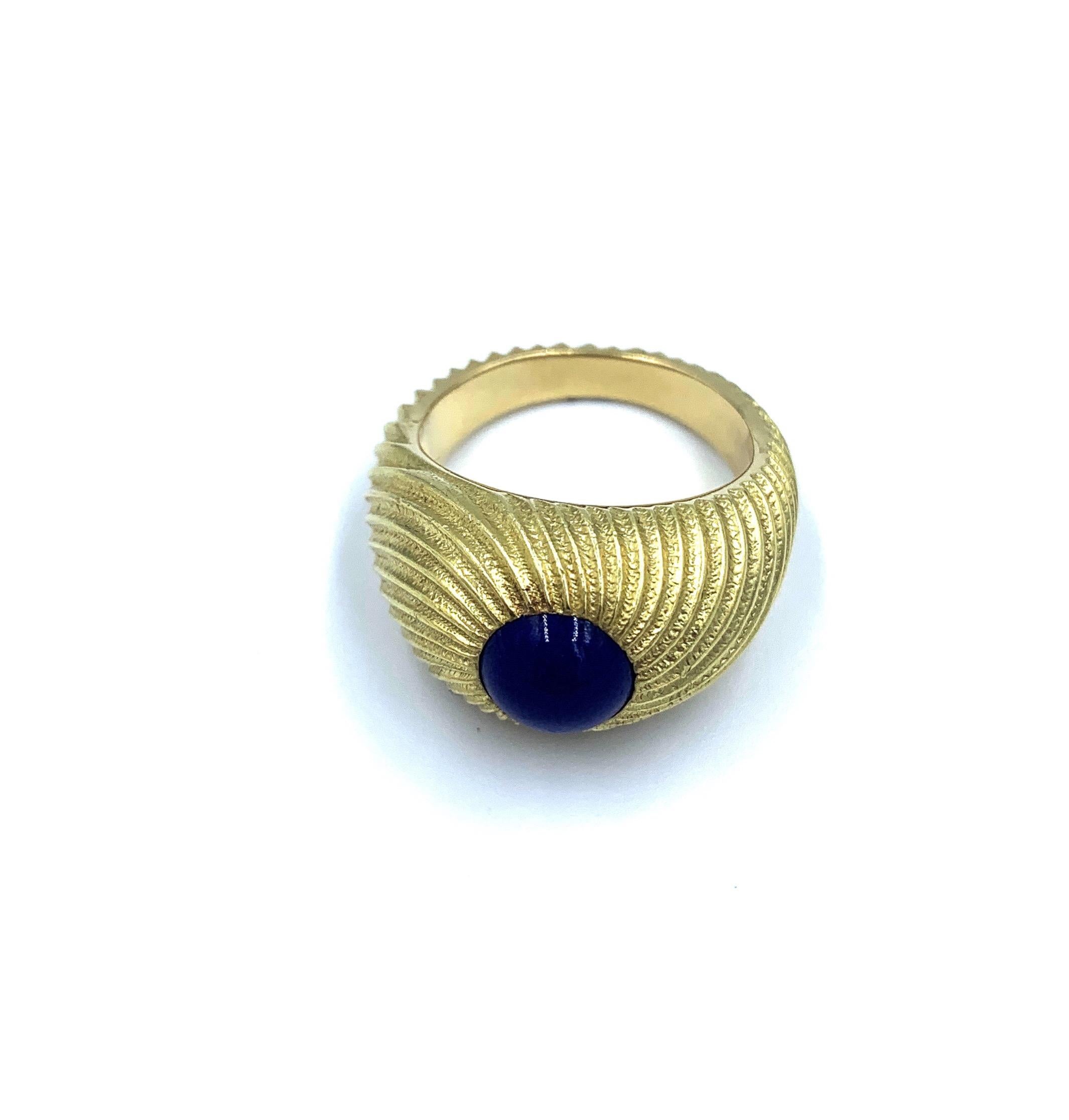 Schöner Herrenring aus 18 Karat Gelbgold, entworfen von Jean Shlumberger für Tiffany & Co.  Dieser klassische und elegante Ring ist mit einem blauen Lapis-Cabochon besetzt und wurde von einem der Top-Designer von Tiffany entworfen. 

Größe 9.5

18.6
