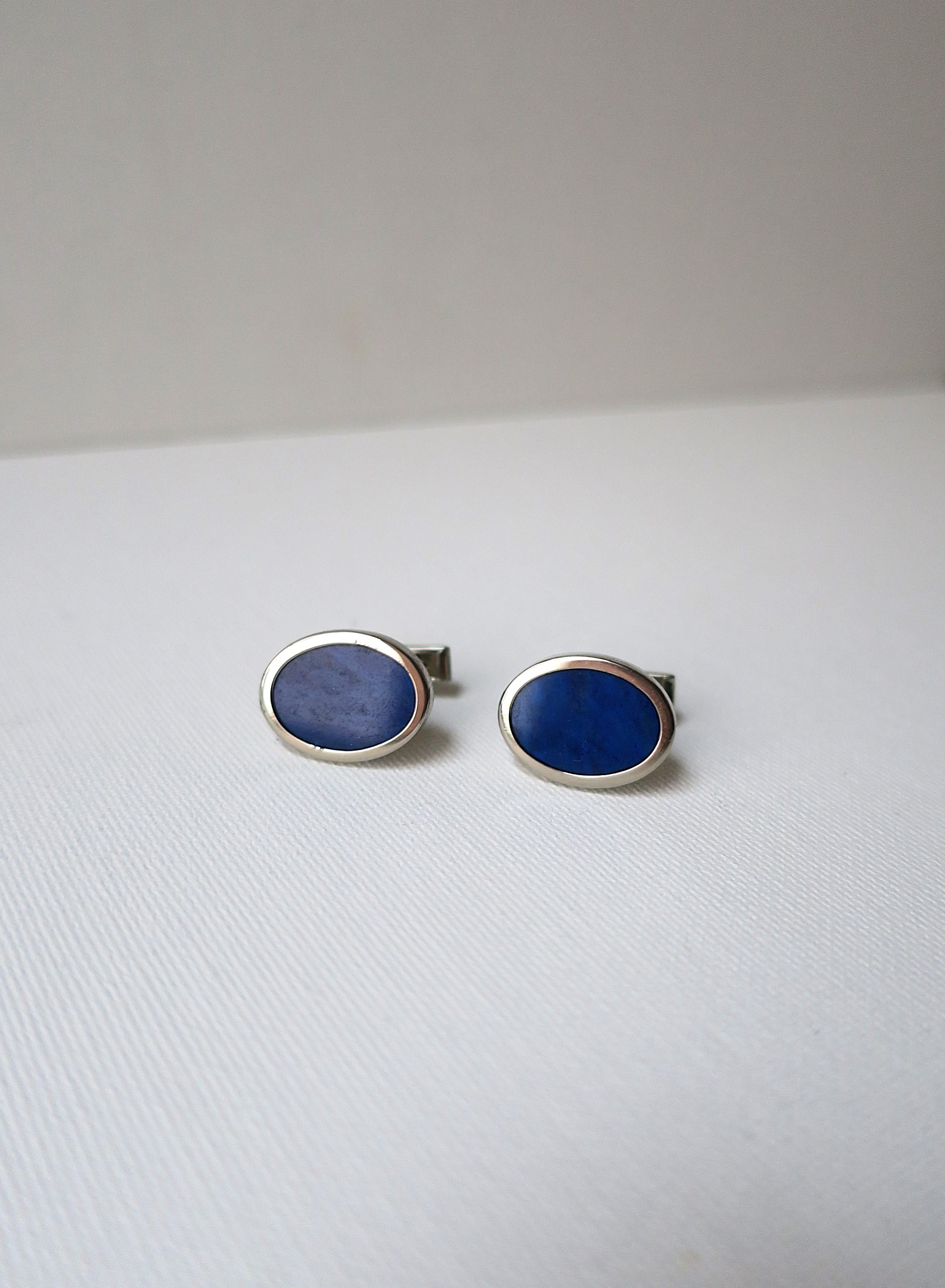 Una bella e ben fatta coppia di gemelli da polso ovali in lapislazzuli blu e argento sterling, circa fine XX secolo, anni Settanta. Marchio 