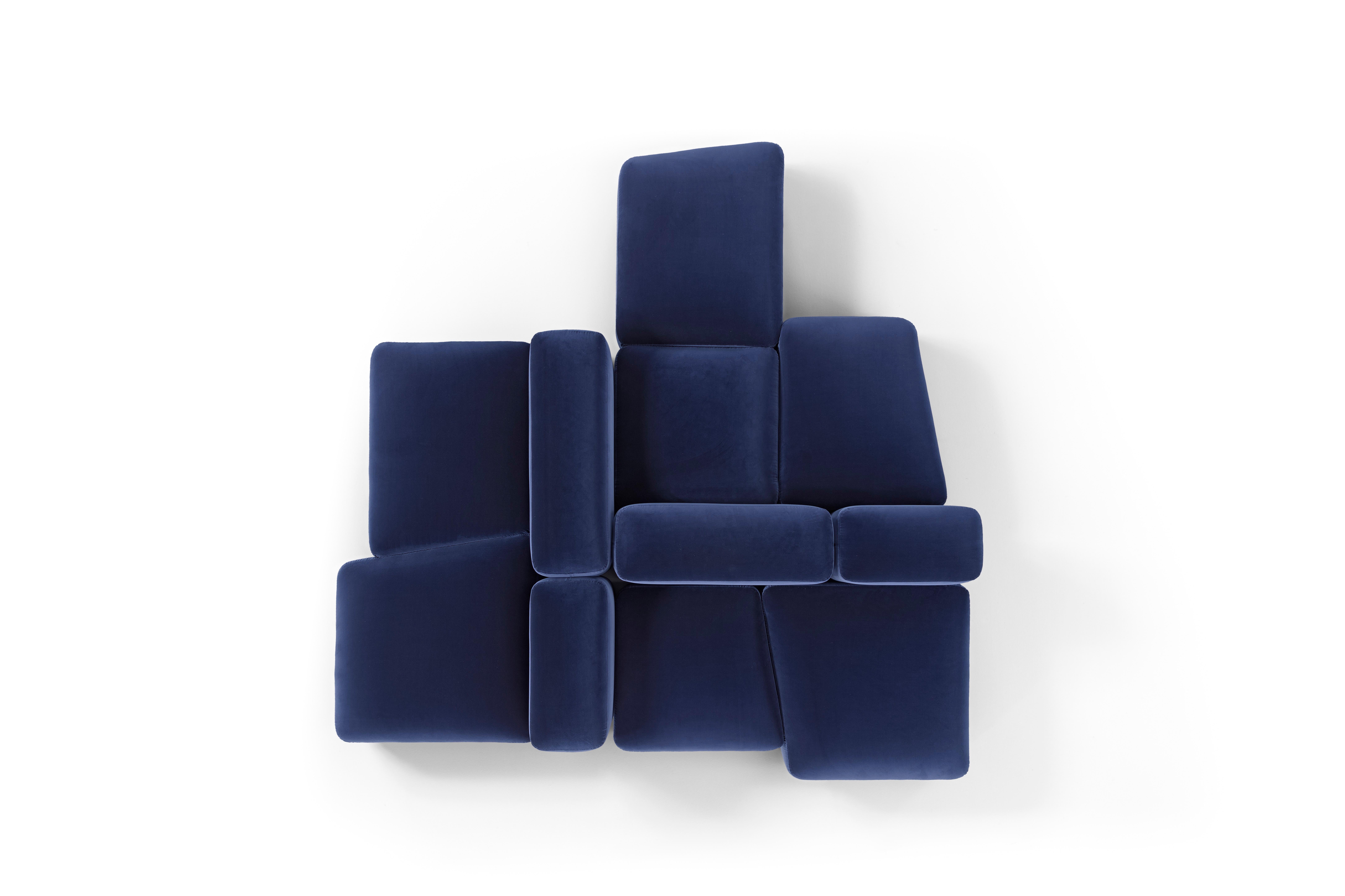 Composizione di divani in tessuto blu Lapis di Amura Lab
Dimensioni: L. 279 x P. 292 x H. 70 cm
Materiali: TELAIO: legno massiccio e multiplo. SOSPENSIONI: cinghie in gomma e polipropilene. Seduta, schienale e braccioli: schiuma di poliuretano,