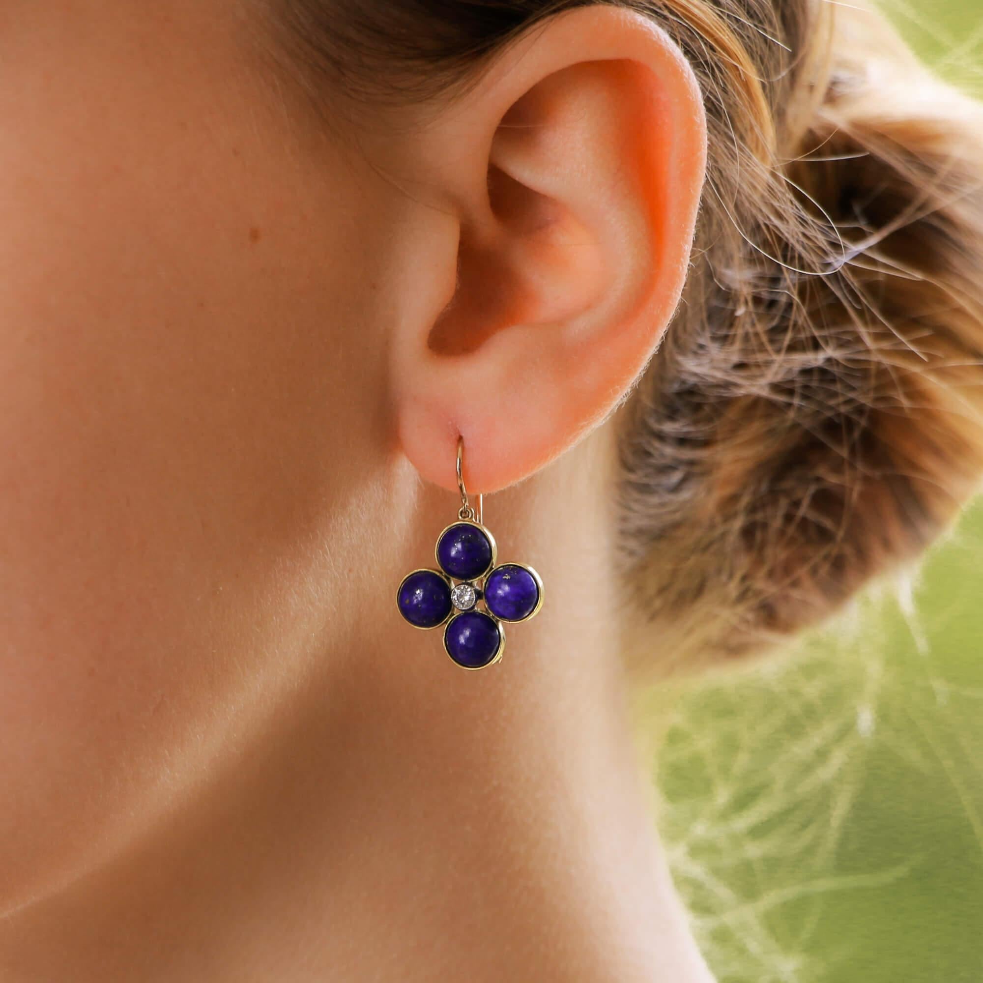 An interesting pair of royal blue lapis lazuli and diamond drop earrings set in 18k yellow and white gold.


Each earring is predominantly set with four cabochon royal blue coloured lapis lazuli stones; all of which being elegantly set in an 18k