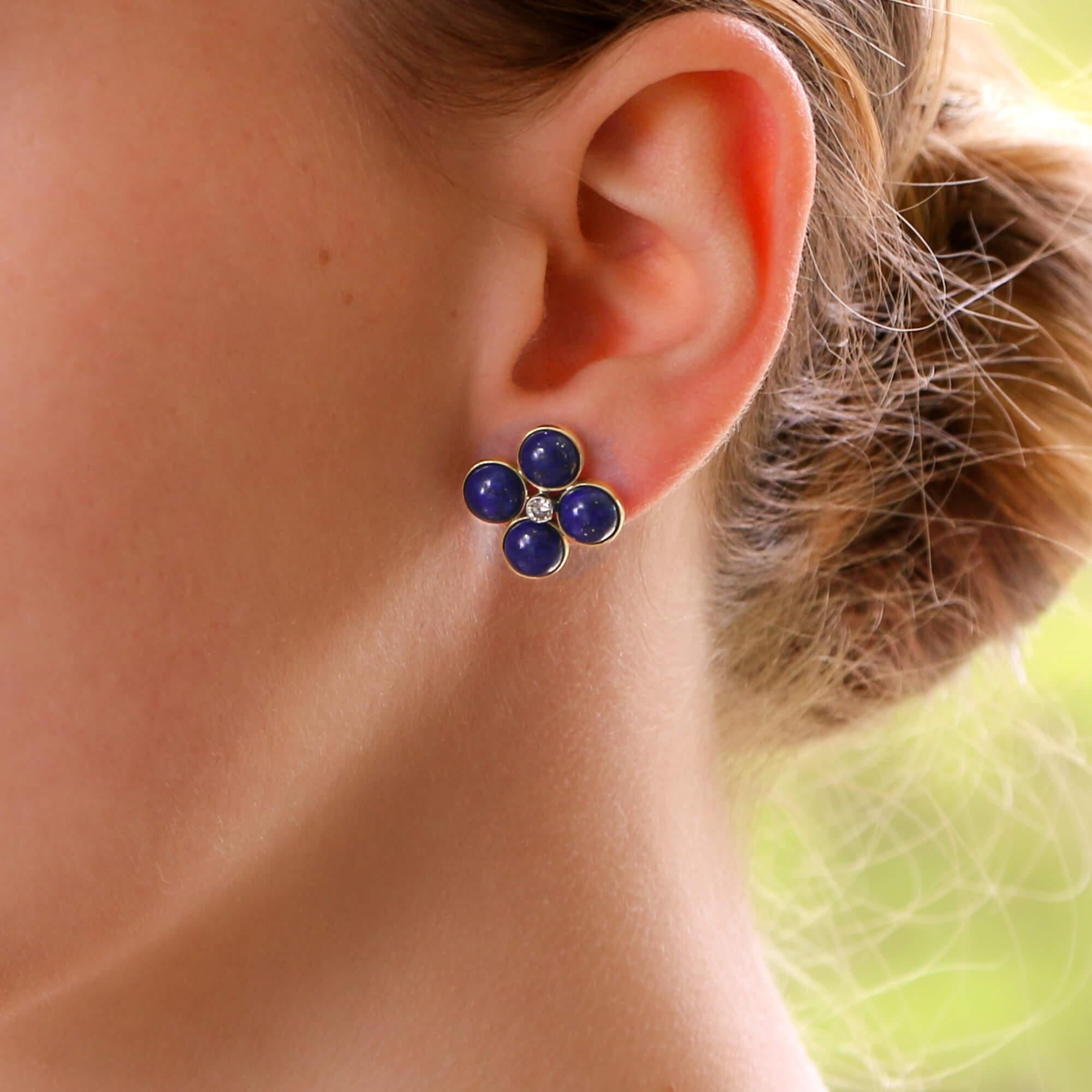 An interesting pair of royal blue lapis lazuli and diamond stud earrings set in 18k yellow and white gold.


Each earring is predominantly set with four cabochon royal blue coloured lapis lazuli stones; all of which being elegantly set in an 18k