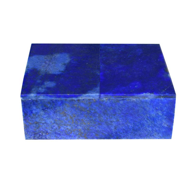 Schöne blaue Lapis Lazuli und Carrara Marmor Stein Schmuck-Box. Die aus echtem blauen Lapislazuli gefertigte Dose hat ein niedriges Profil und eine rechteckige Form A. Dieses hübsche Schmuckkästchen hat einen Deckel, der auf den Sockel passt. Beide