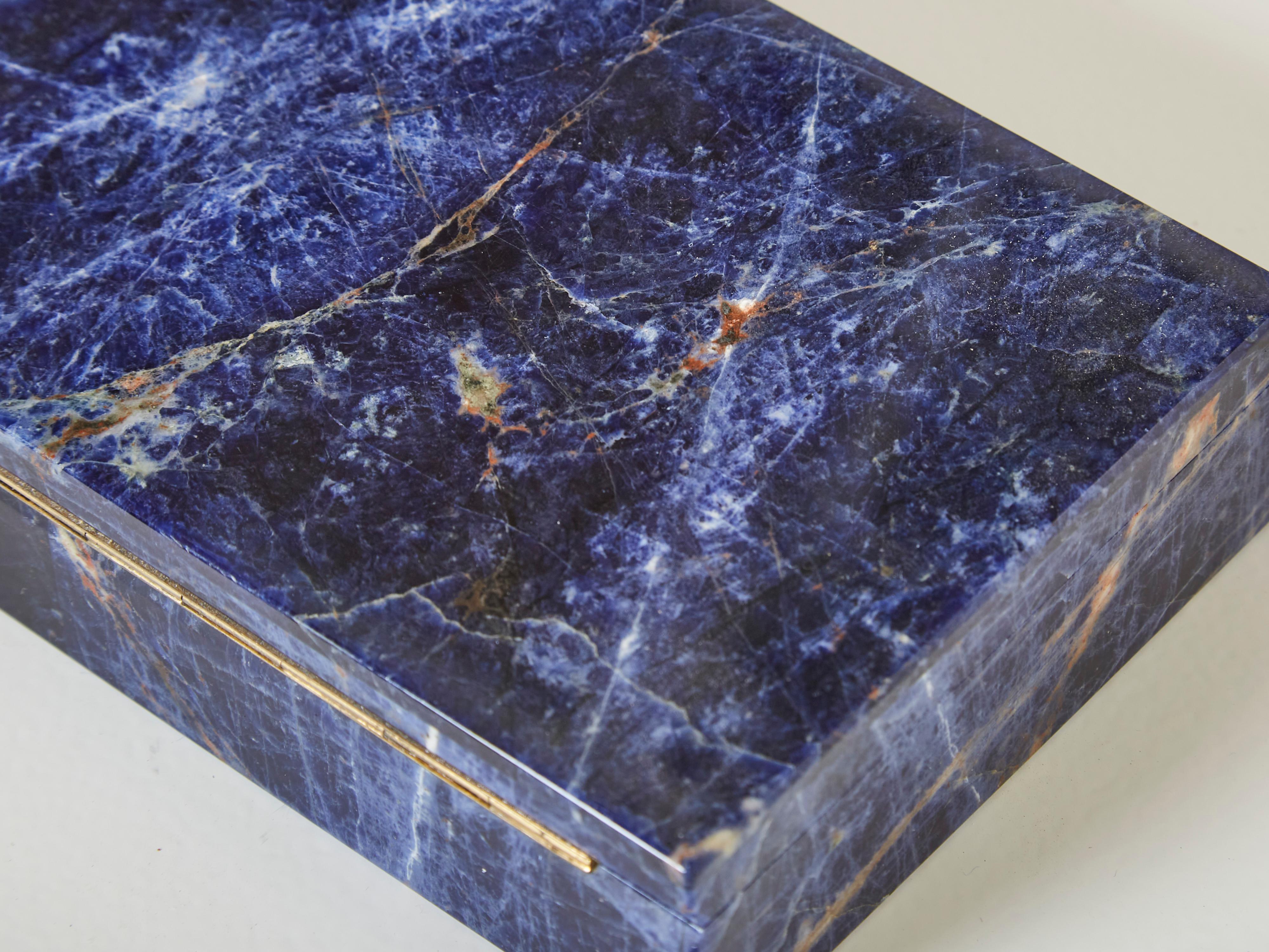 Beautiful blue Lapis Lazuli jewellery box made in the 1980s. Created from deep blue Lapis Lazuli, its interior is covered by white translucent onyx, with a brass hinge. A very nice piece, perfect as a gift, with a very nice decorative presence for a