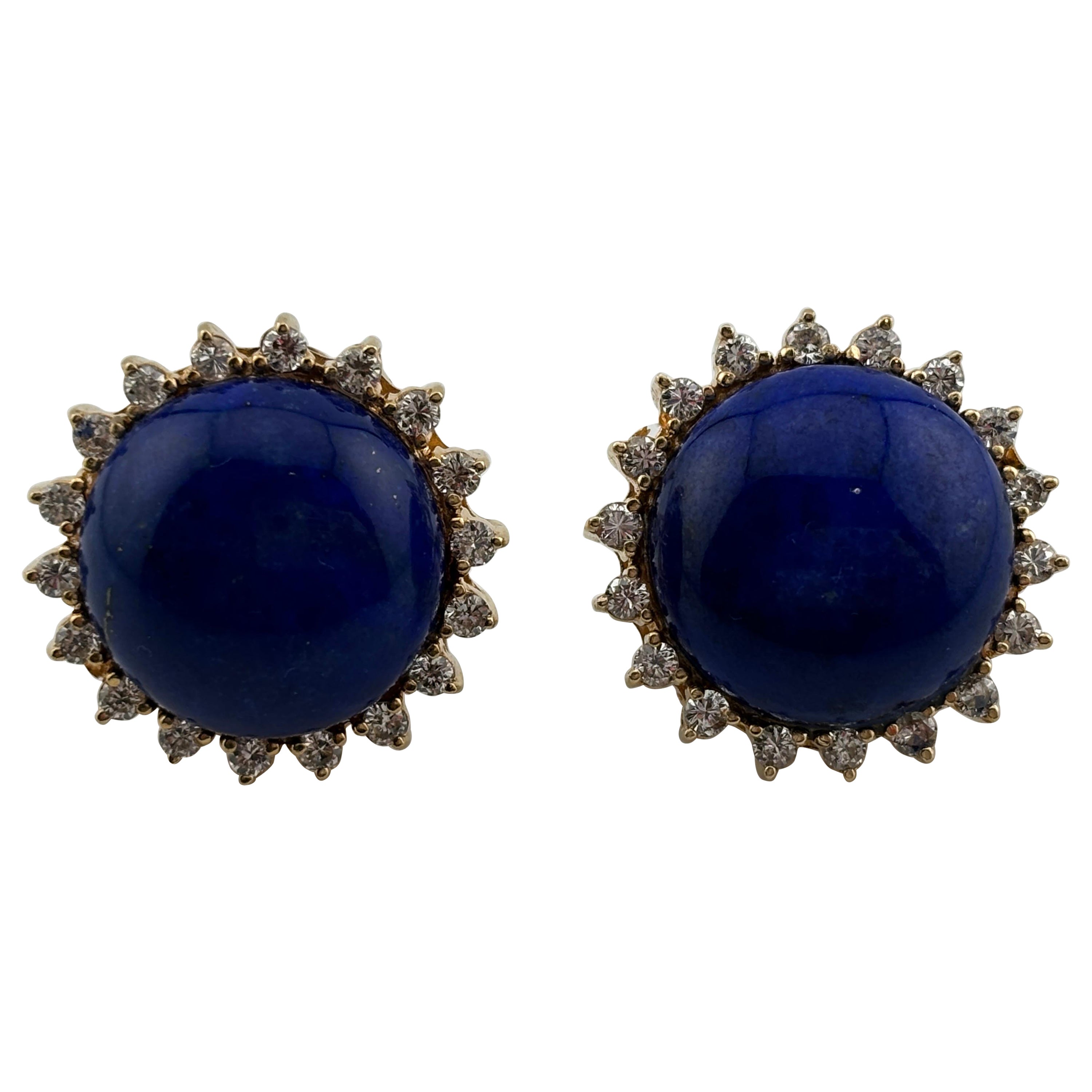 Hübsche moderne Lapislazuli-Ohrringe mit Diamanten verziert. Lapislazuli wird wegen seiner schönen tiefblauen Farbe mit durchscheinendem Goldpyrit geschätzt. Diese Ohrringe sind sowohl für den Alltag als auch für besondere Anlässe