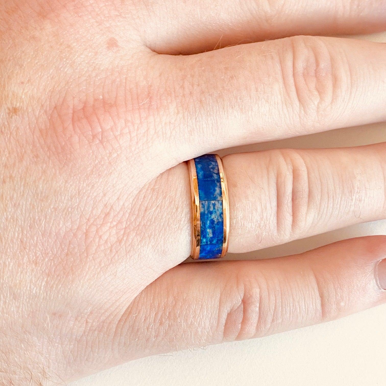 Im Angebot: Blauer Lapislazuli-Ring aus 14 Karat Gelbgold mit Herrenring-Intarsien () 3