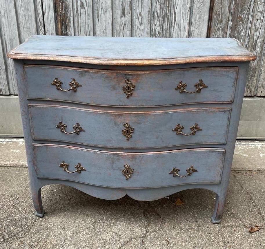 Kommode aus dem späten 19. Jahrhundert, bemalt in Gustavianischem Blau. Diese klassische Kommode im gustavianischen Stil ist ein sehr vielseitiges Stück, das sich gut in einem Foyer, Wohnzimmer oder Schlafzimmer macht. 