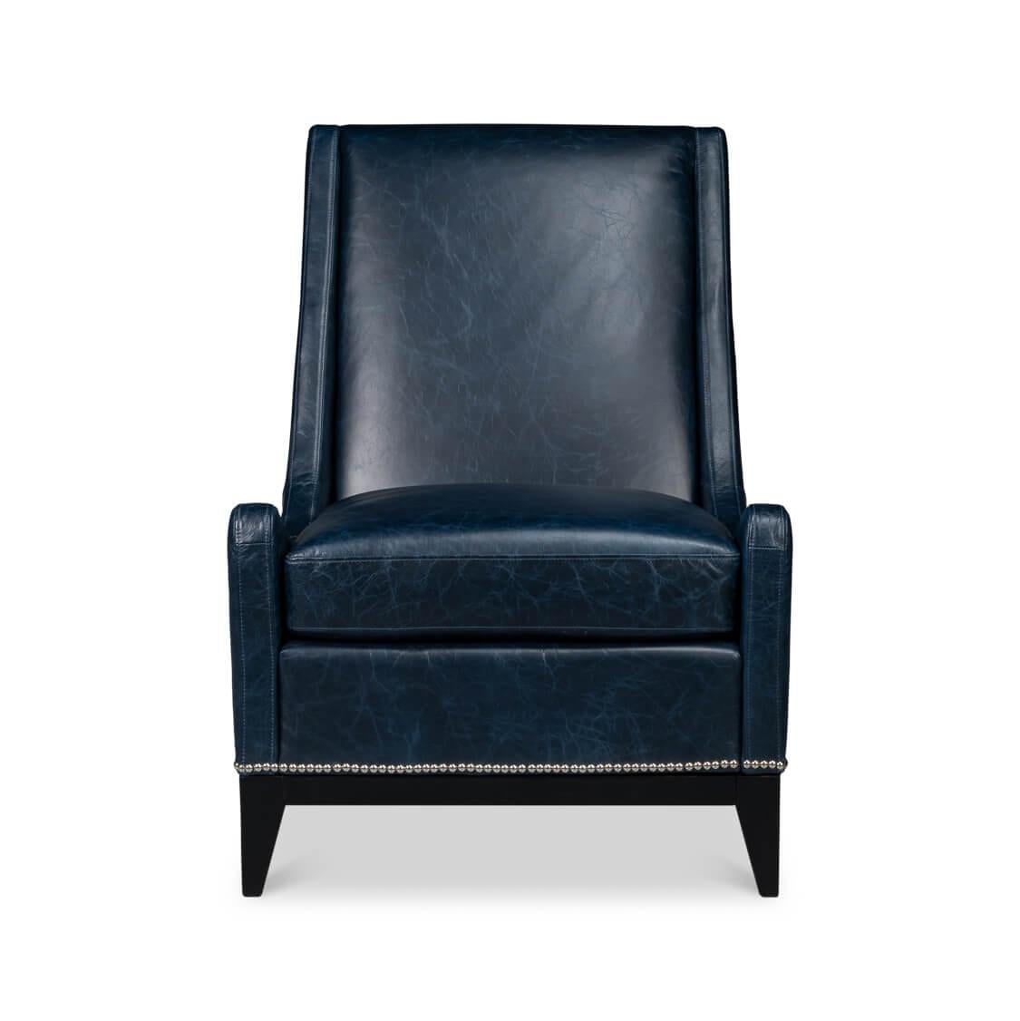 Dieser mit viel Liebe zum Detail gefertigte Sessel ist aus geschmeidigem, hochwertigem Leder gefertigt und lädt zum Sitzen und Entspannen ein. Das kräftige Chateau Blue-Leder wird durch die klassische Nagelkopfverzierung wunderbar ergänzt und