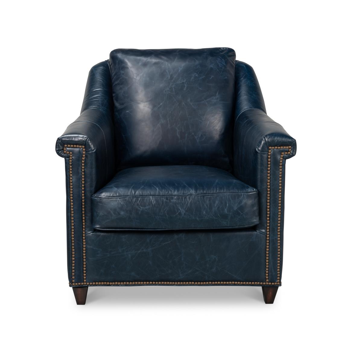Revêtue d'un riche cuir bleu château, cette chaise est conçue pour faire sensation. Son cadre en bois de chêne contrasté ajoute une touche de charme classique, tandis que la garniture en tête de clou le long des bords apporte des détails raffinés et