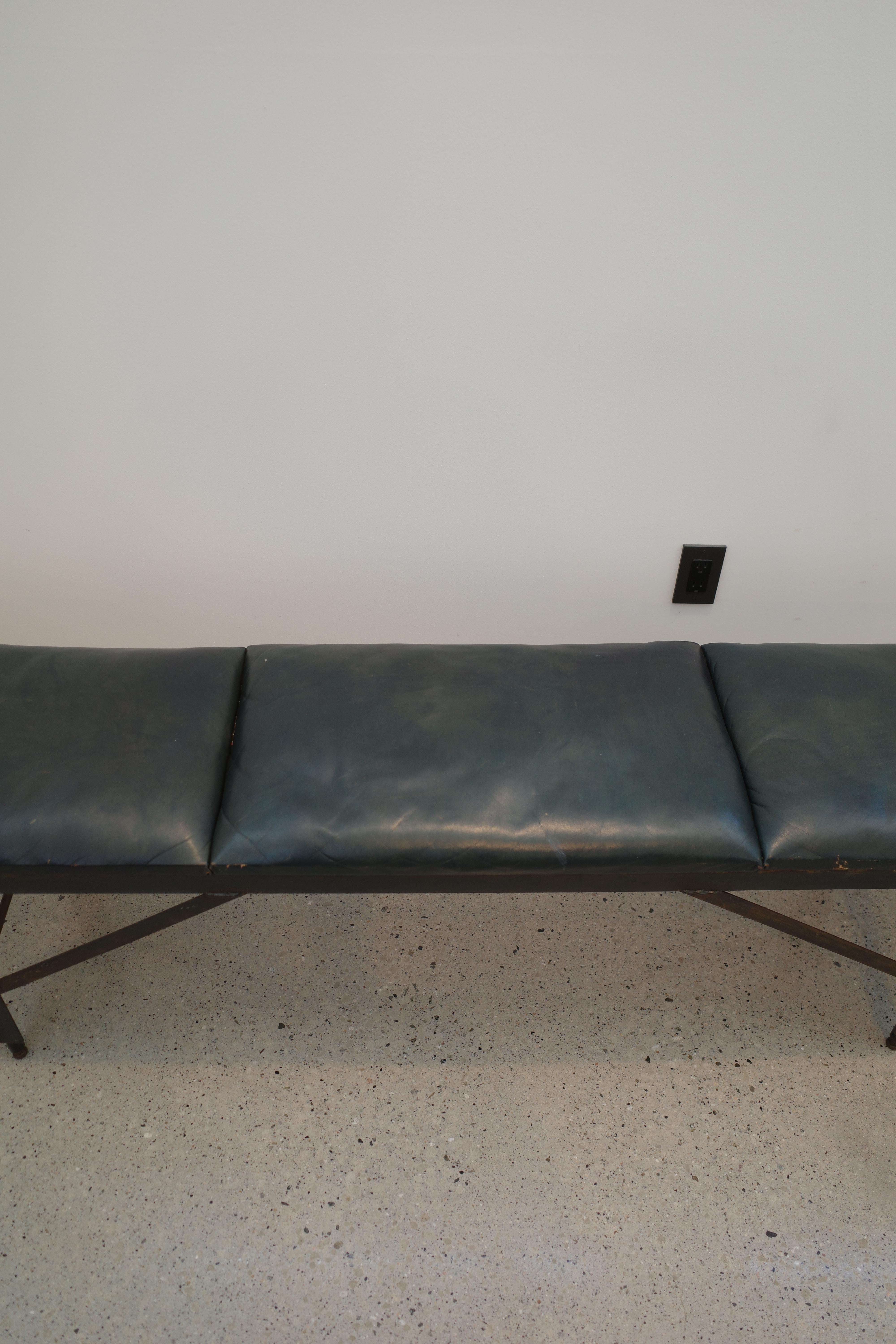 Panchina blu in pelle e acciaio in vendita 2