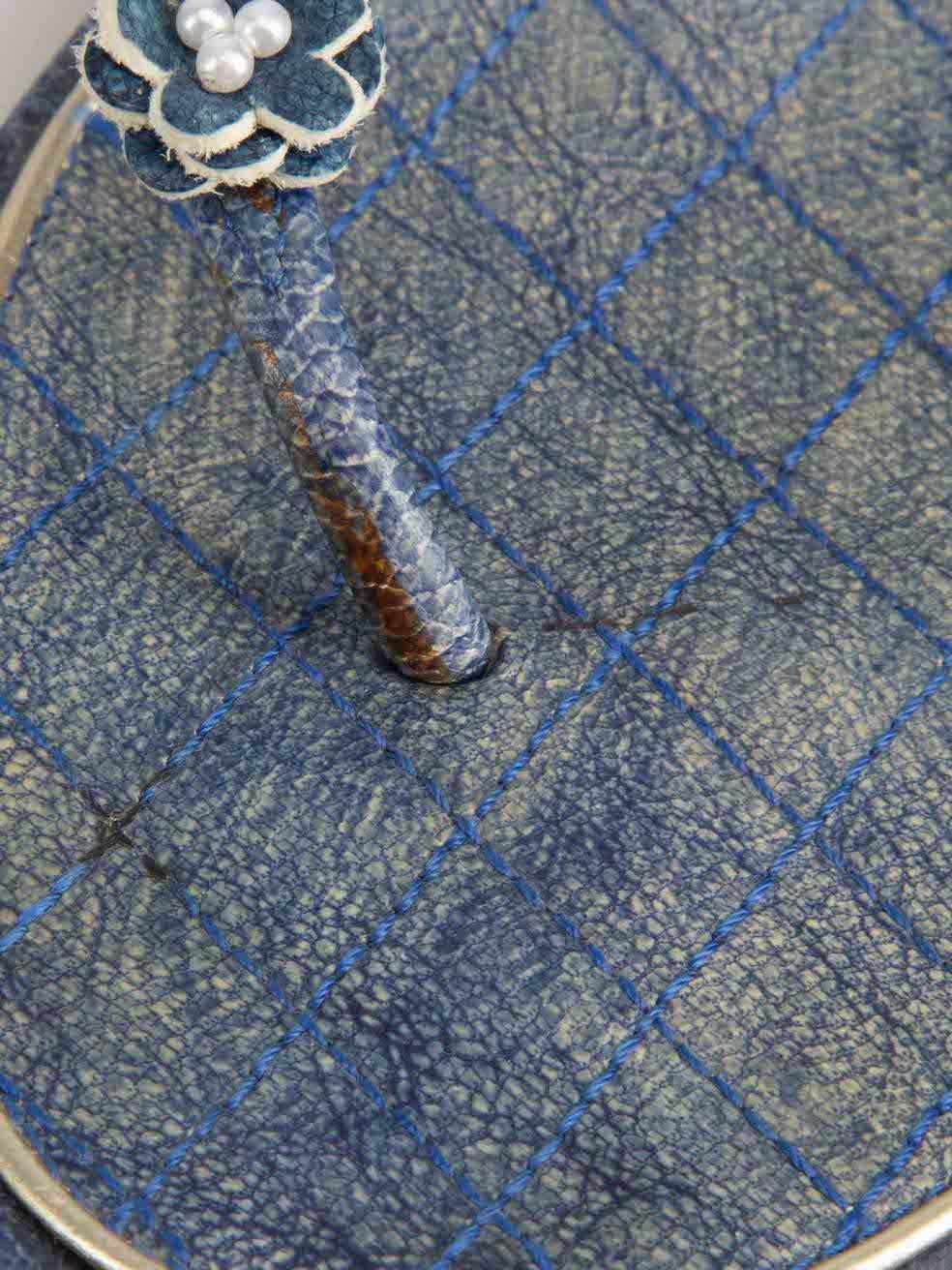 Blaue Zehensandalen aus Leder mit Denim-Druck und Blumenakzent Größe IT 39 im Angebot 1