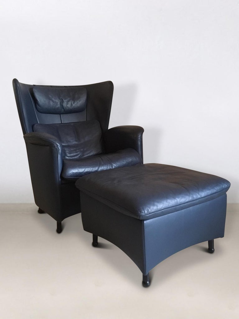 This very comfortable and exclusive lounge chair was designed by Frans Schulte for De Sede in the 1990s. The chair comes with thick Blue leather upholstery, cushions (neck and loan) and a footstool. The set remains in very good condition with some