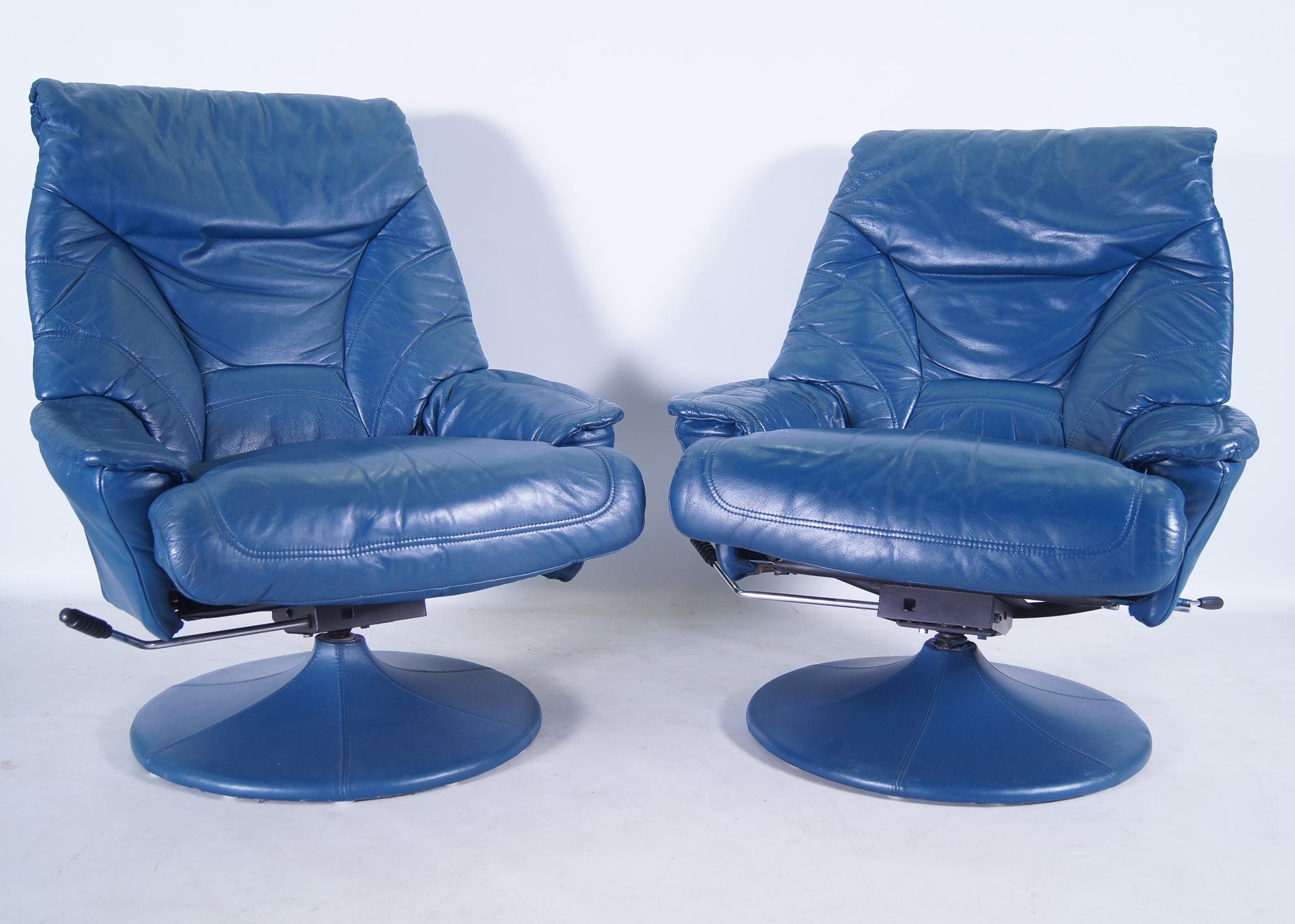 2 very, very comforting recliners in the style of Leolux designer Axel Enthoven. Dutch, 1970's. Completely upholstered in high quality alkine leather. Adjustable in reclining level, as well as the angle of the chair can be fixed. Chandler & Joey