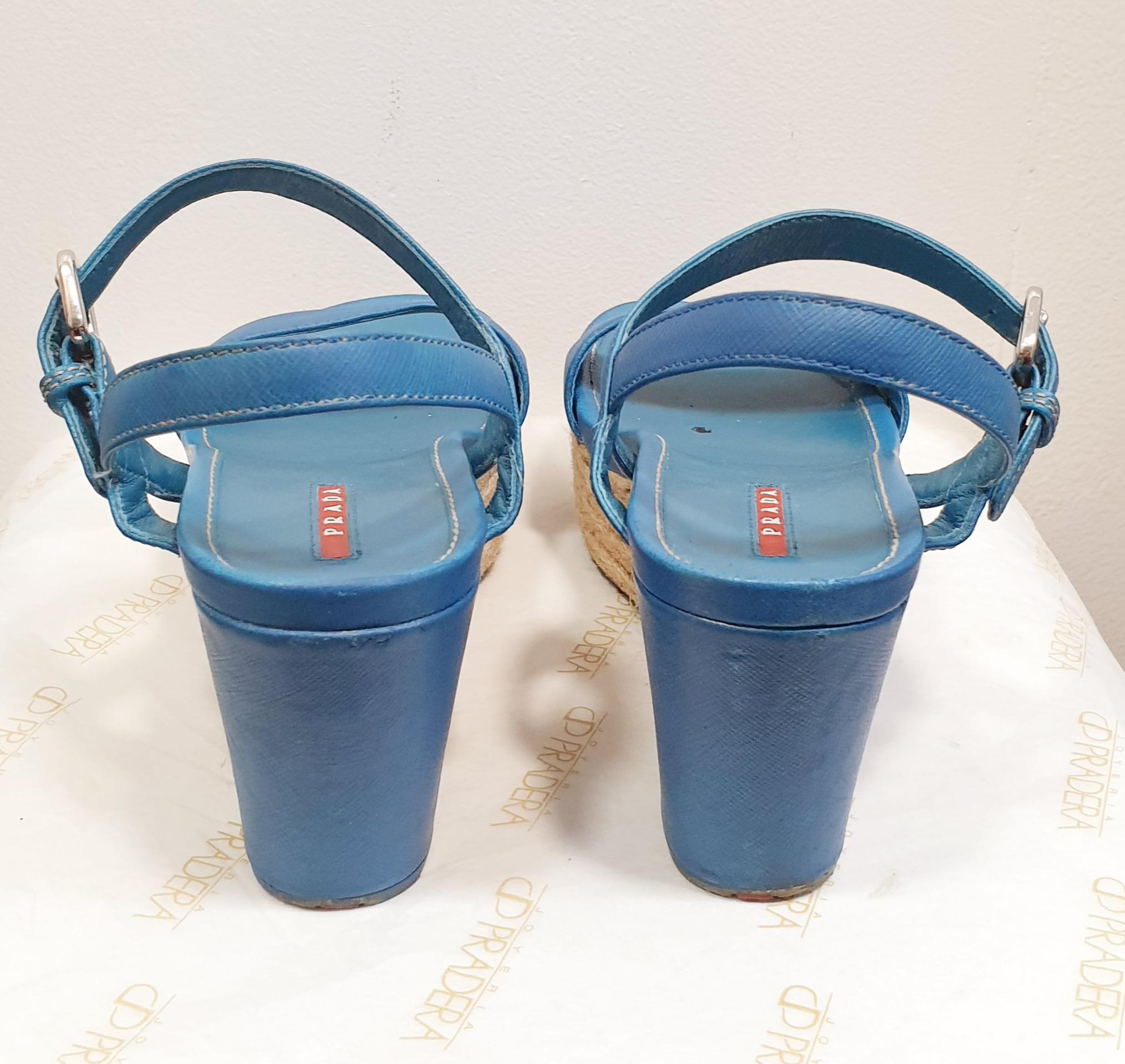 Sandales en cuir bleu par PRADA Pour femmes en vente