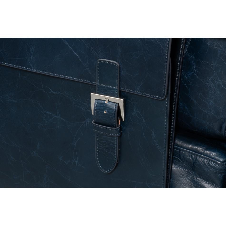 Chaise d'appoint en cuir bleu en vente 2