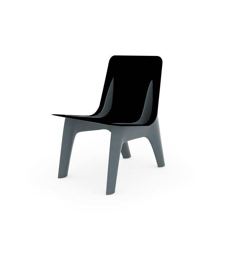 Salon J-Chair en acier et cuir bleu par Zieta
Dimensions : P 74 x L 53 x H 76 cm 
MATERIAL : Acier au carbone, cuir. 
Finition : Revêtement en poudre.
Disponible en différentes couleurs : acier au carbone et aluminium. Disponible également en