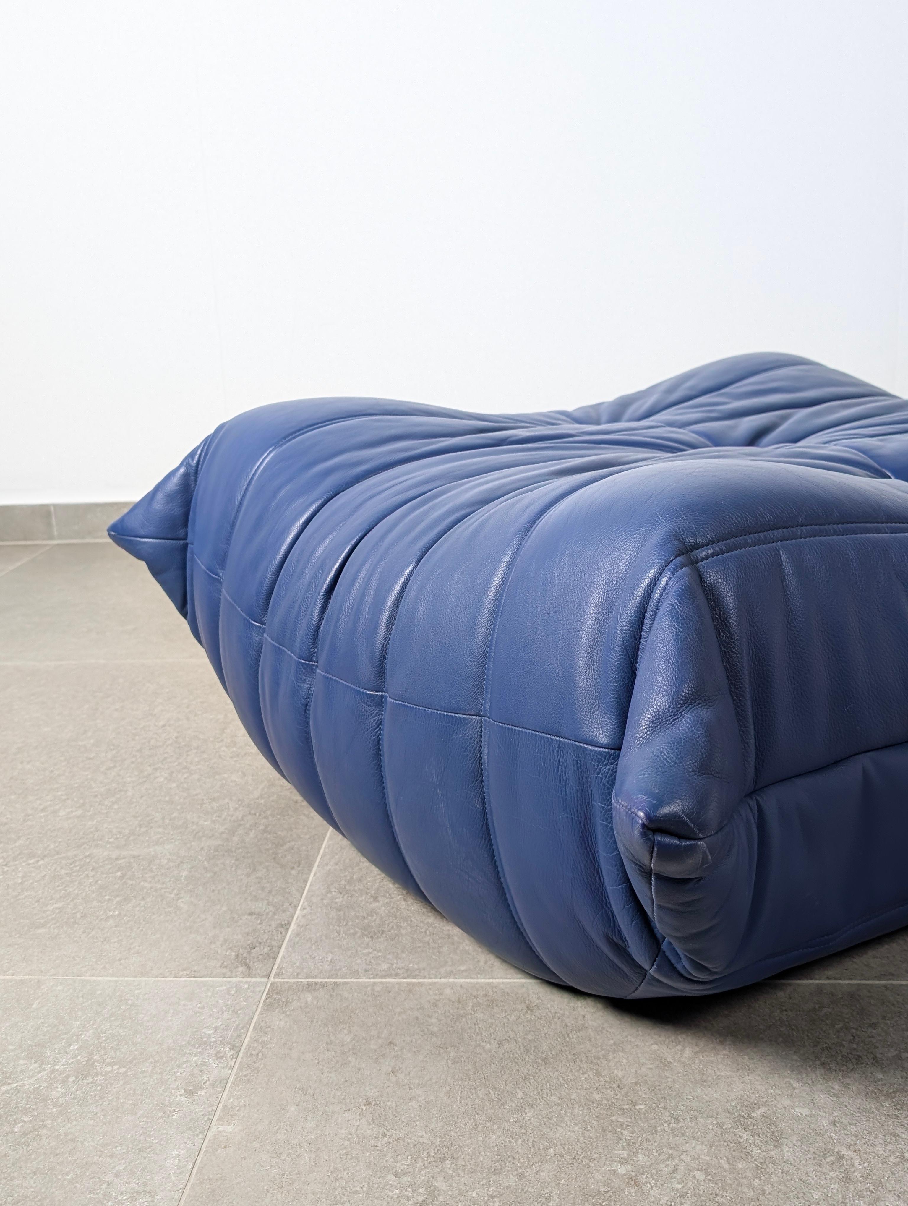 Cet authentique design de Michel Ducaroy pour Ligne Roset est l'iconique Icone Togo, réalisé en France dans les années 1980. La pièce est recouverte de cuir bleu souple, définissant l'esthétique sculpturale de l'ère postmoderne.

La structure du