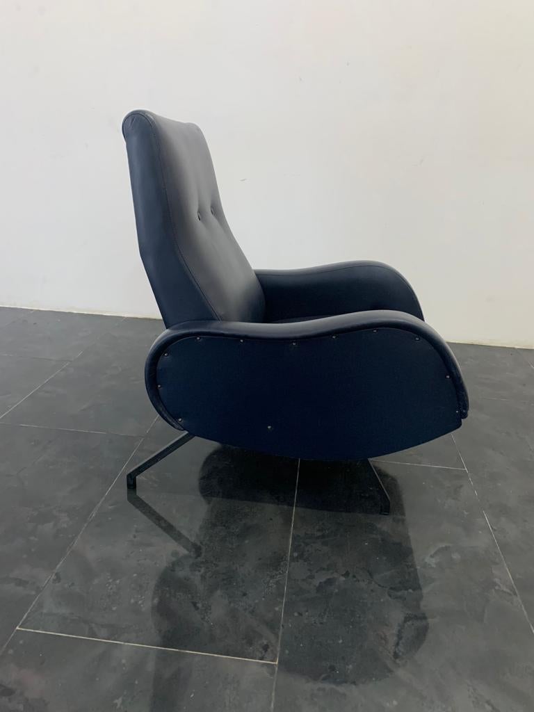 Midnight blue leatherette reclining armchair in the style of Marco Zanuso, 1960s. Wooden inside, metal base. Non-adjustable fixed feet. Perfect mechanism. Open armchair is 77 cm high, 72 cm wide and 140 cm deep. Seat height: 38 cm.
Packaging with
