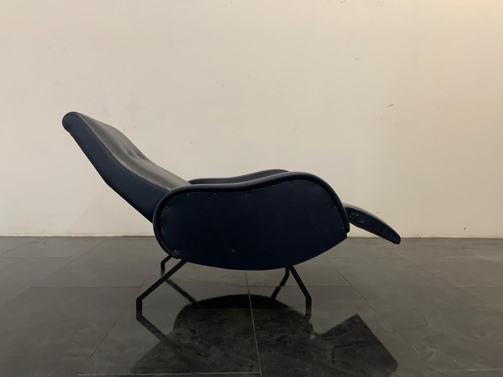 Blue leatherette reclining armchair in the style of Marco Zanuso, 1960s In Good Condition In Montelabbate, PU