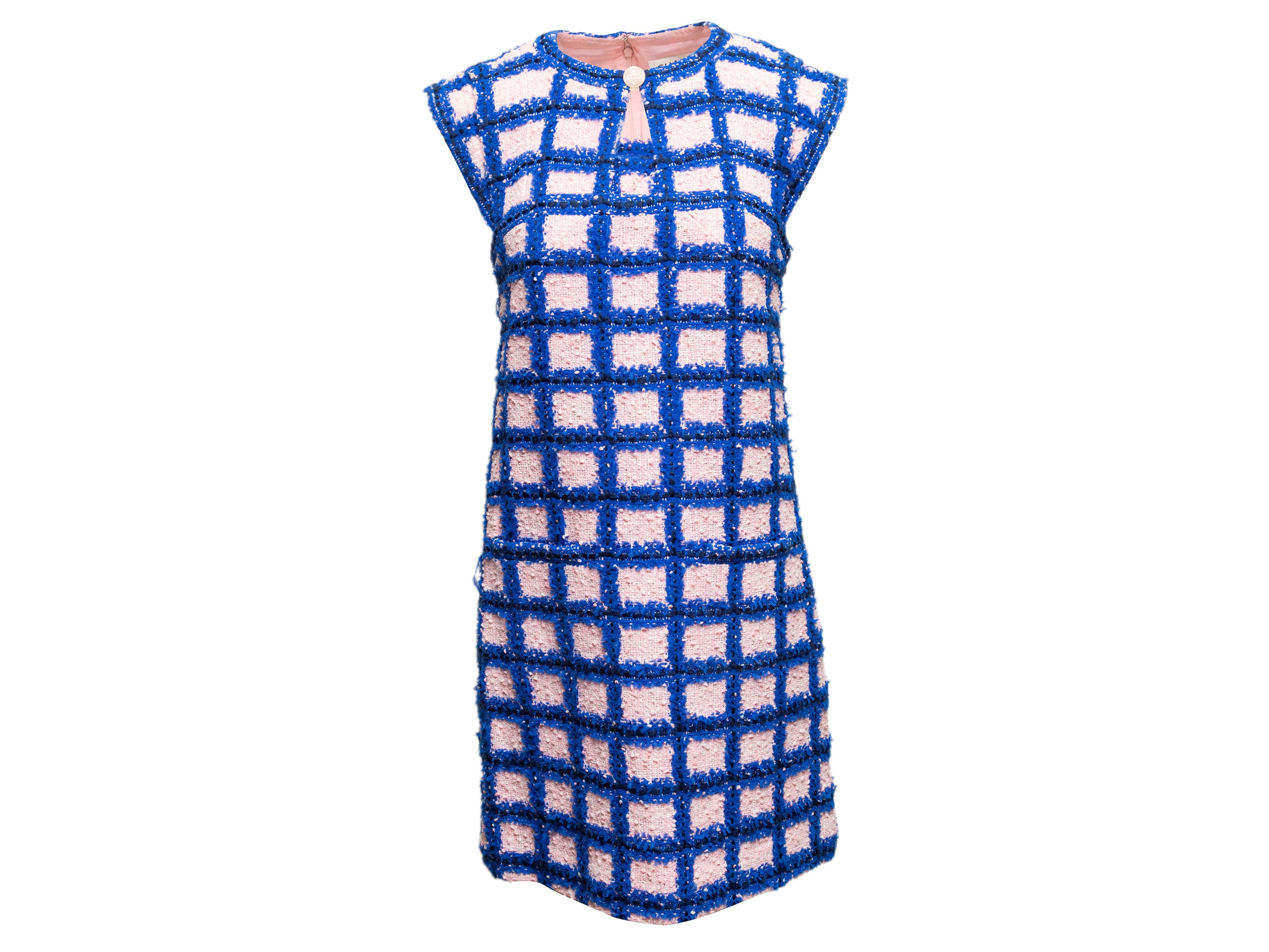 Robe en tweed à motifs quadrillés bleu et rose Light Chanel Taille FR 40 Bon état - En vente à New York, NY