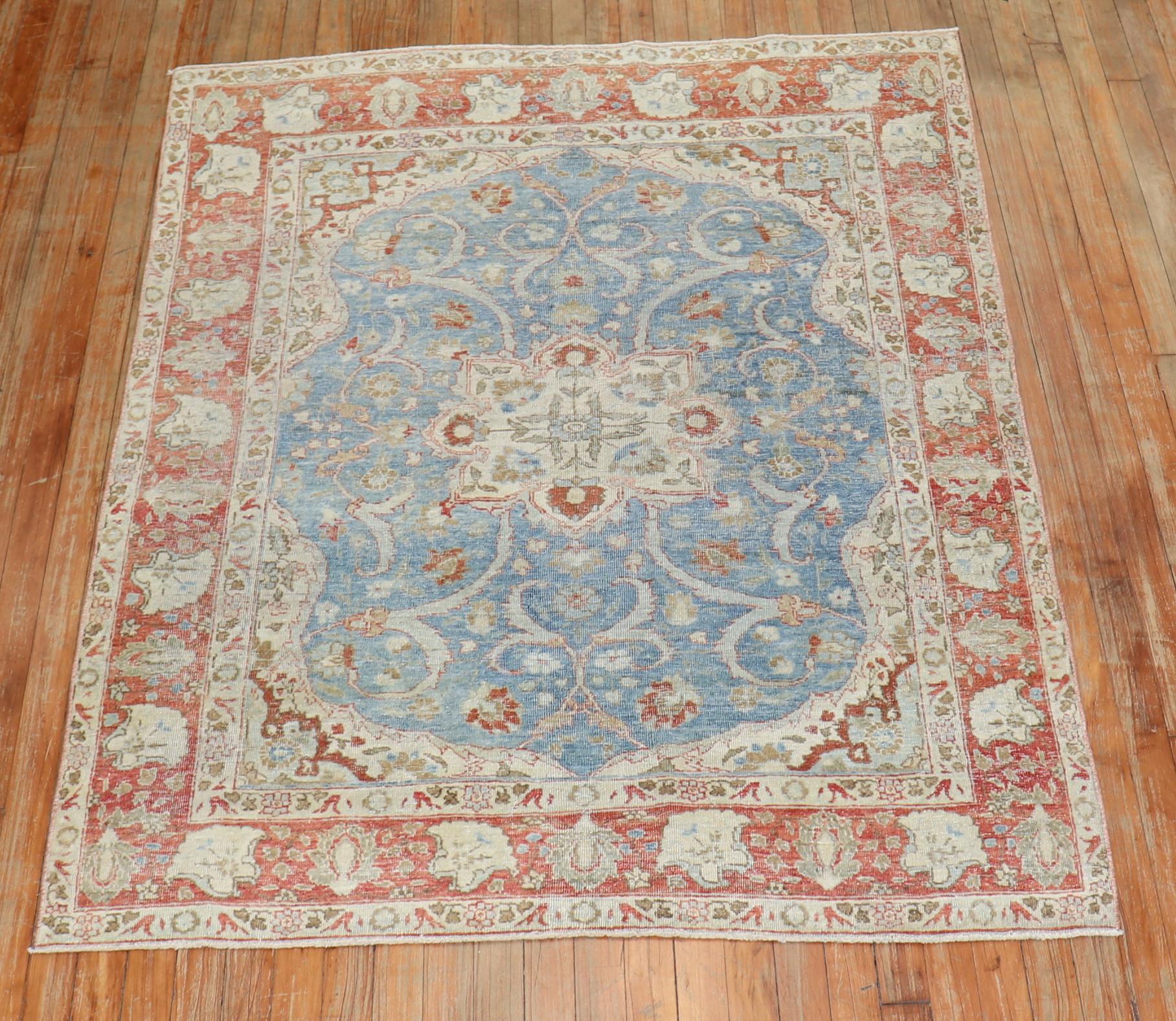 Antiker persischer Täbriz-Teppich in Hellrot (Romantik) im Angebot
