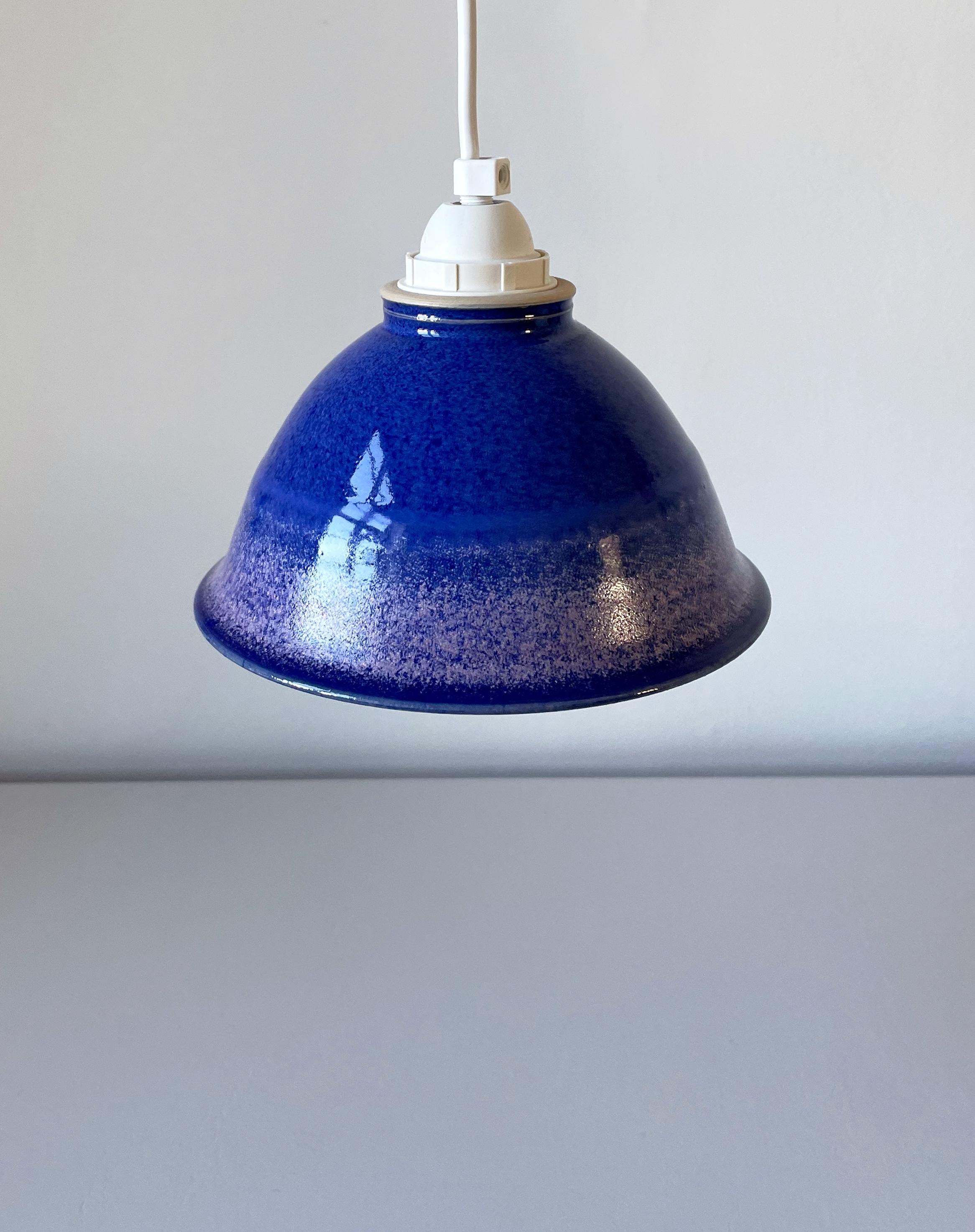 Vernissé Pendentif danois émaillé bleu lilas des années 1970, fait à la main en vente
