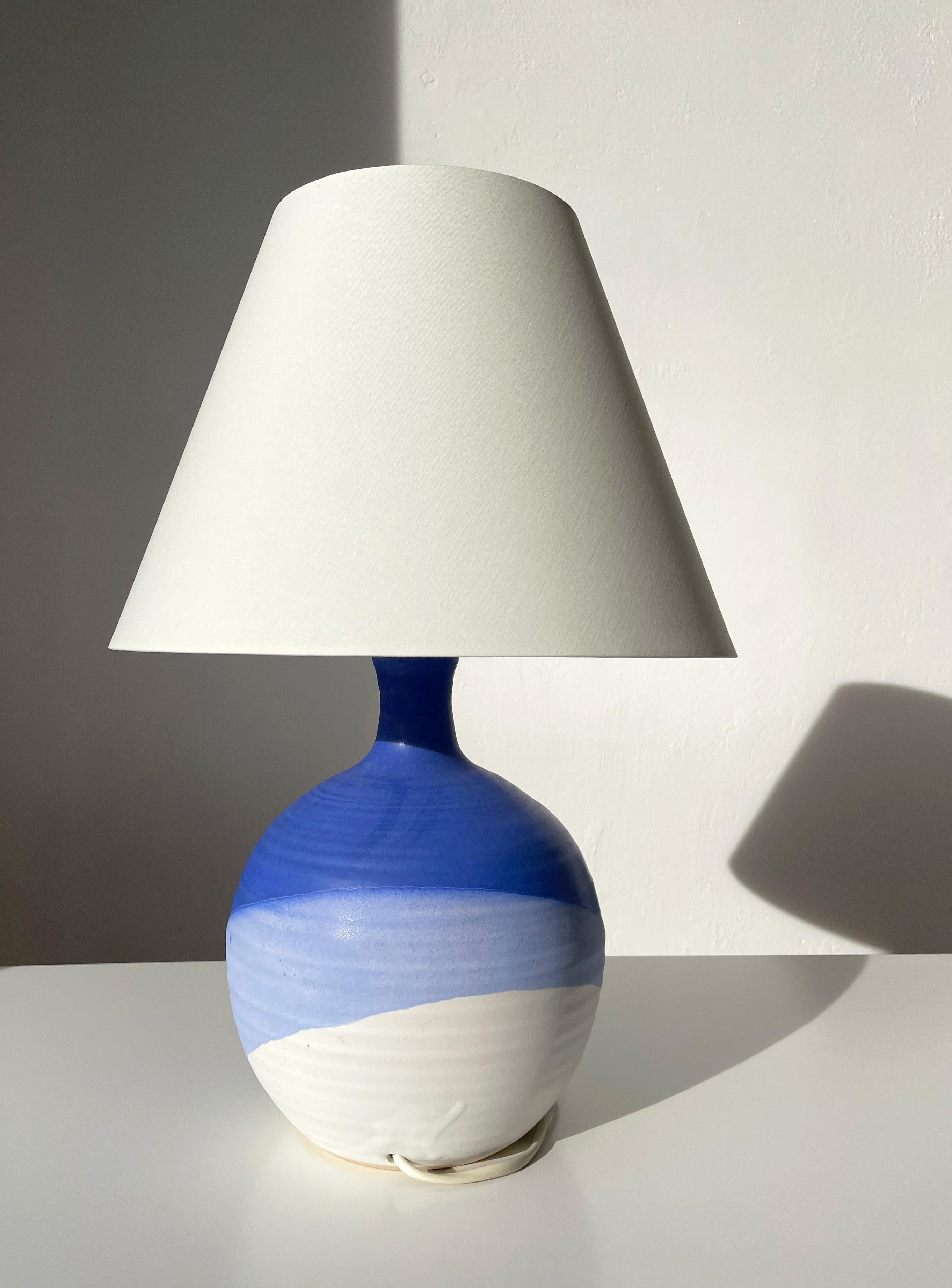 Scandinavo moderno Lampada da tavolo scultorea danese modernista anni '1980 blu, lilla e bianca in vendita