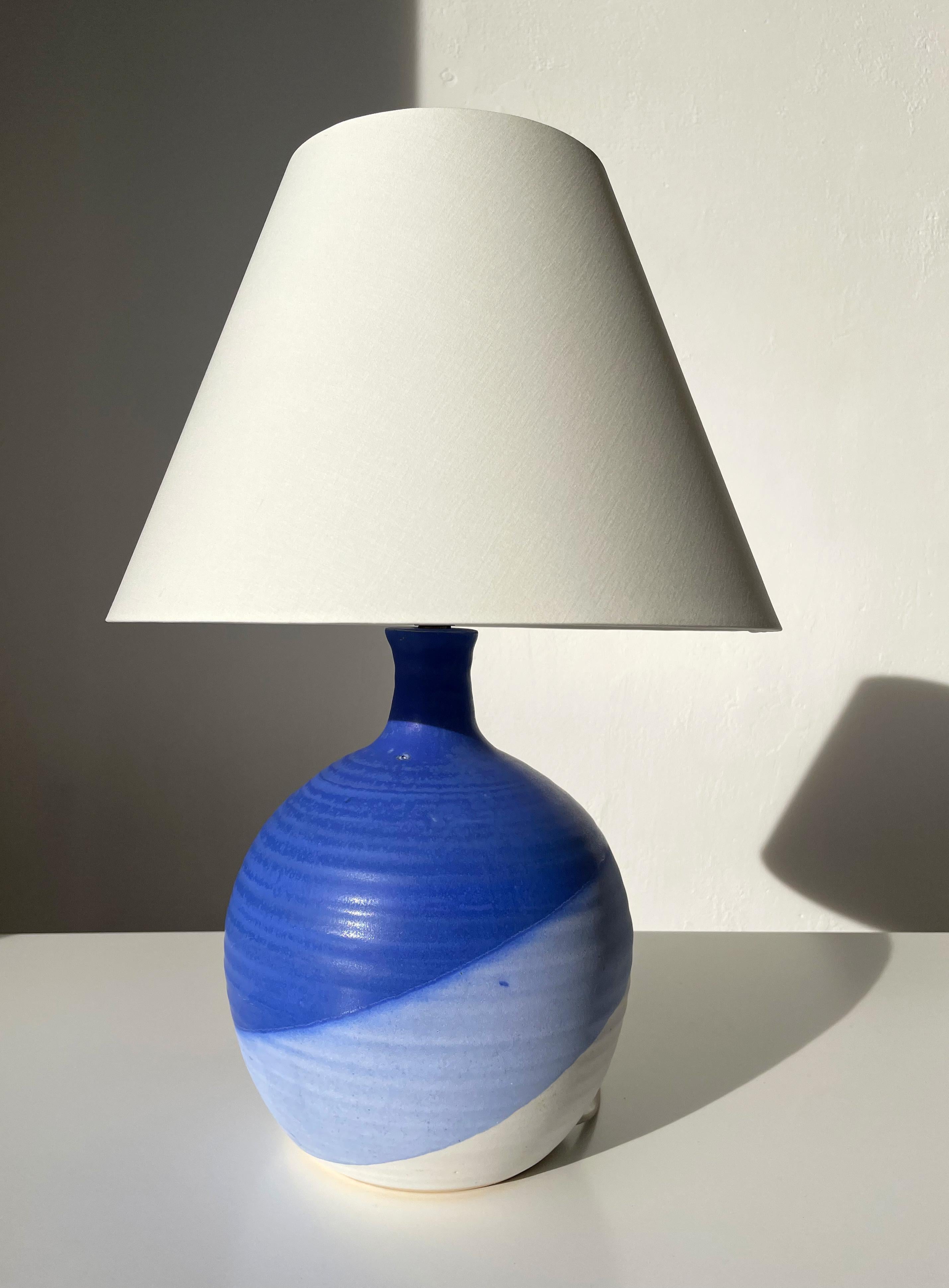 Danois Lampe de bureau sculpturale danoise moderniste des années 80, bleue, lilas et blanche en vente
