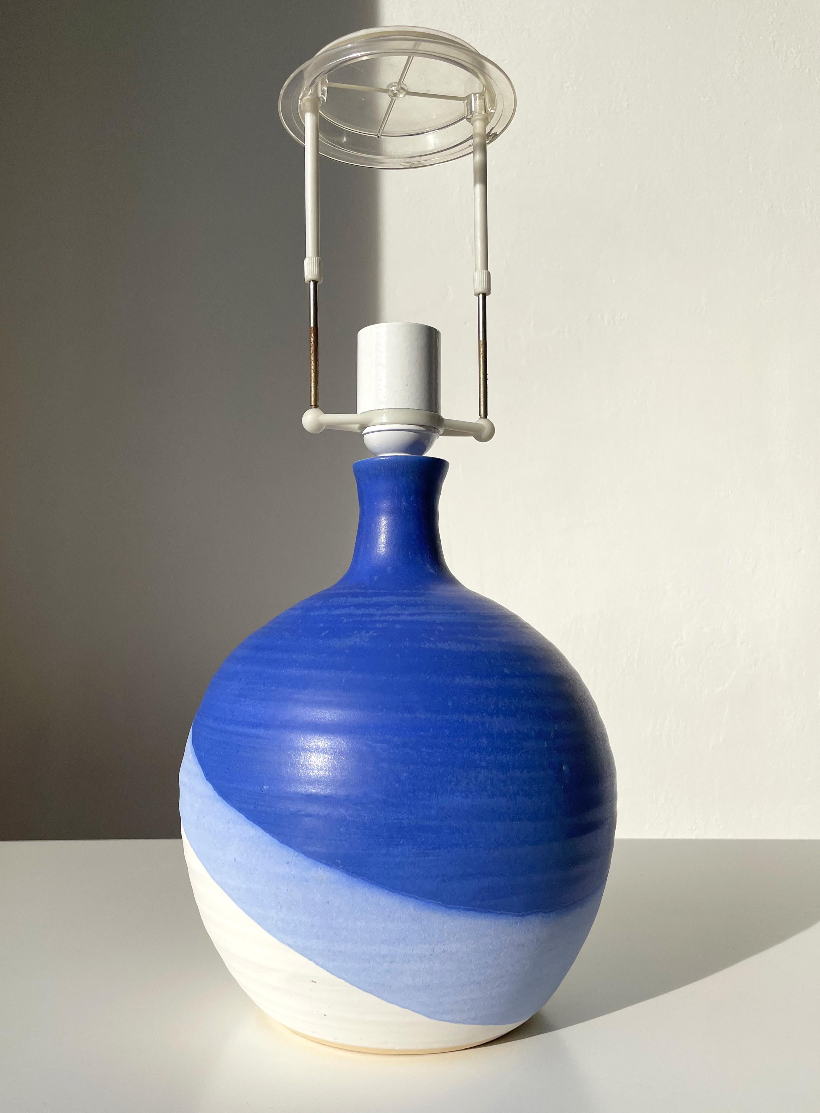 Vernissé Lampe de bureau sculpturale danoise moderniste des années 80, bleue, lilas et blanche en vente