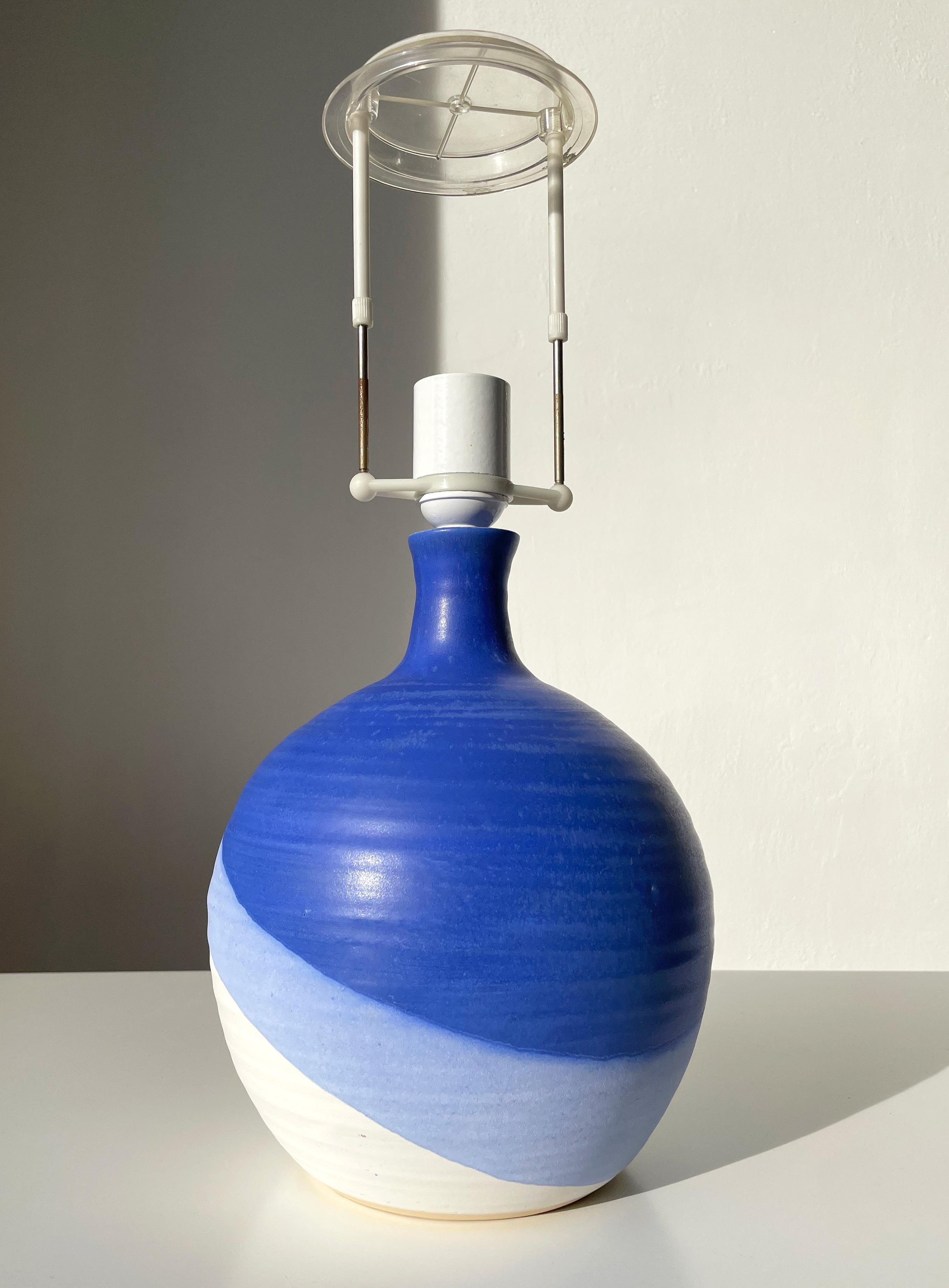 Smaltato Lampada da tavolo scultorea danese modernista anni '1980 blu, lilla e bianca in vendita