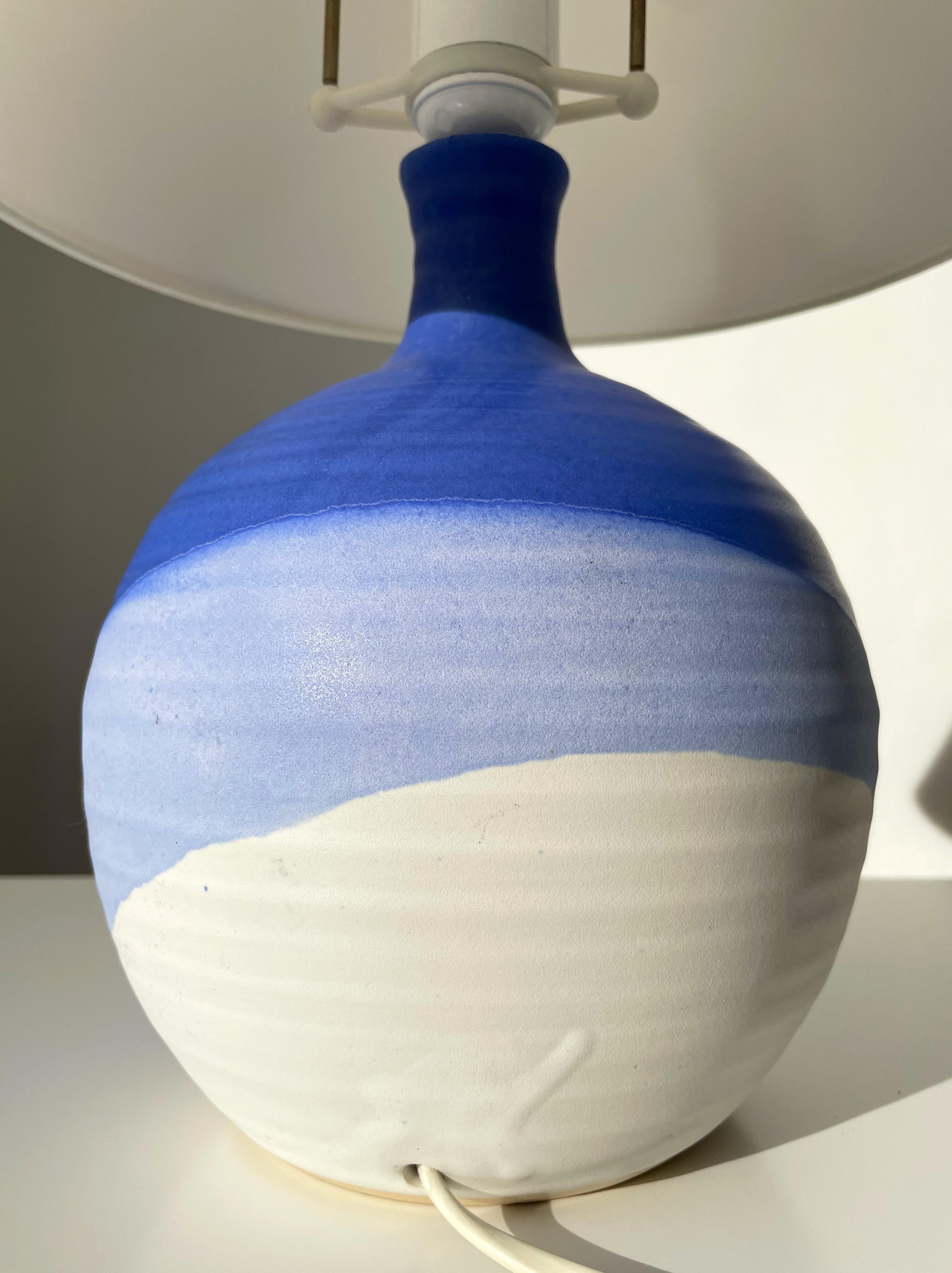 XX secolo Lampada da tavolo scultorea danese modernista anni '1980 blu, lilla e bianca in vendita