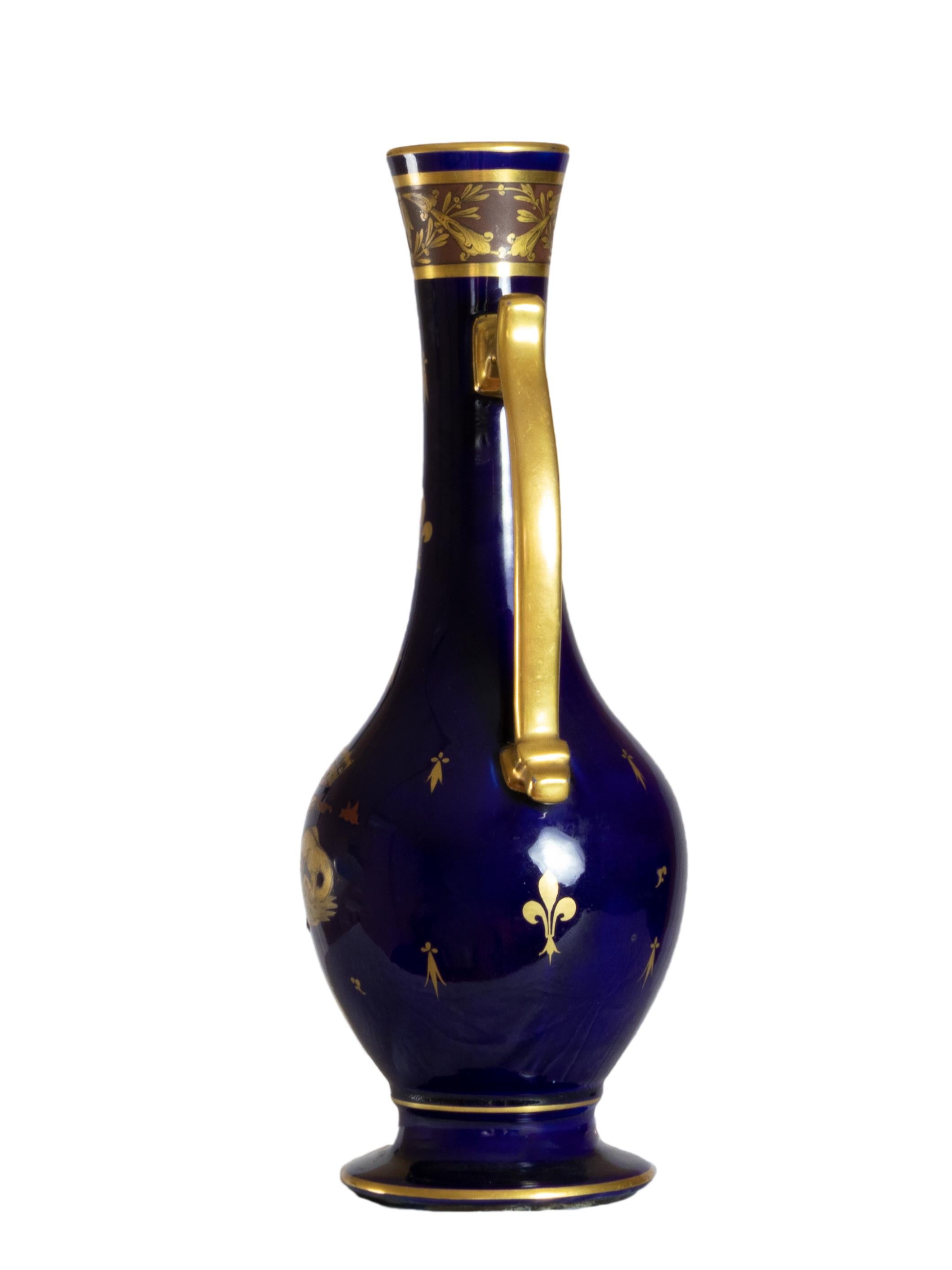 Amphora of Limoges 'solifleur' titled Salamandre à Chambord with a navy blue background, cut and cut edge, in the centre the symbol «Salamandre à Chambord» in enamel and gold, on the reverse coat of arms of the fleur-de-lis surmounted by a royal