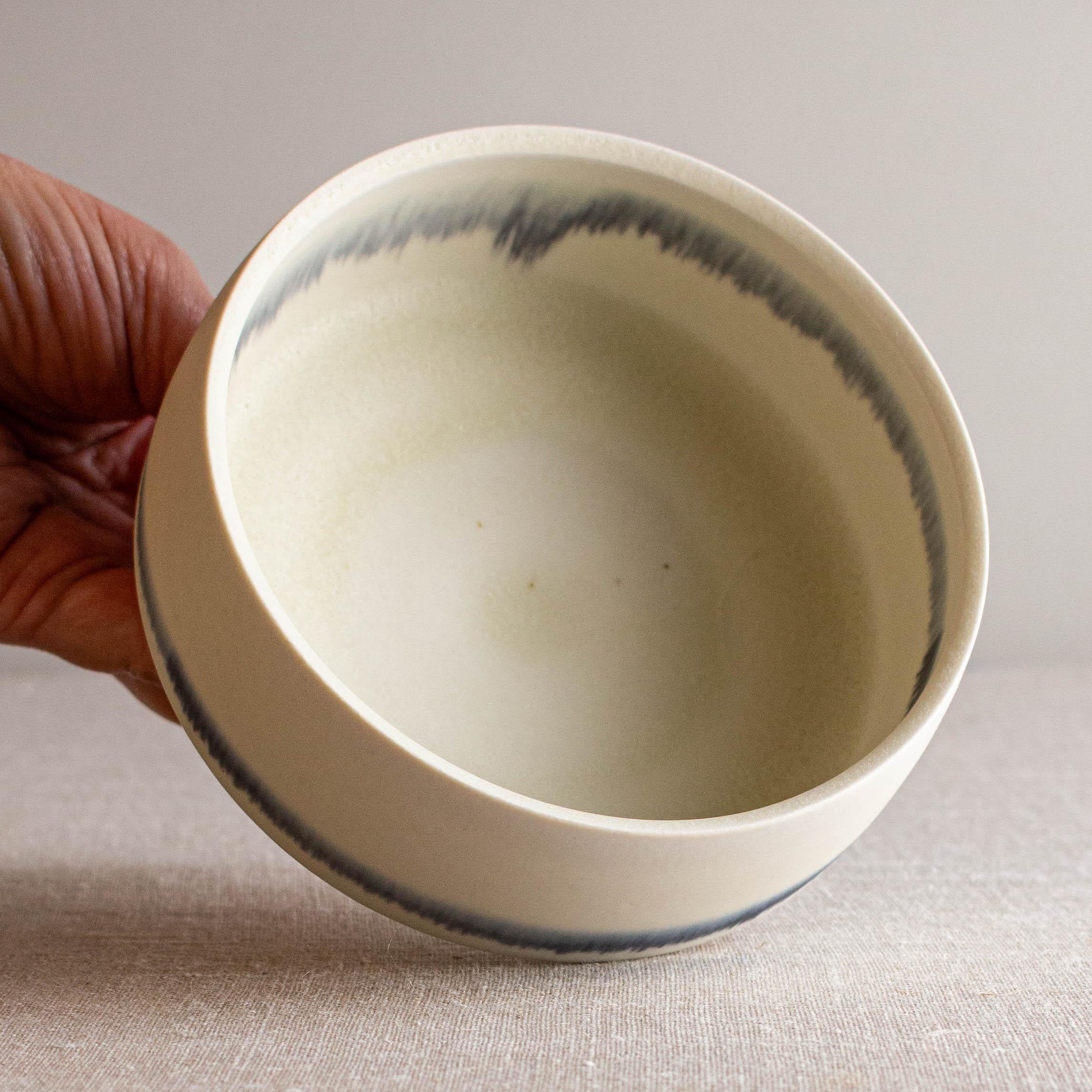 Abgewinkeltes Gefäß der blauen Linie aus weißem Porzellan von Lisa Fleming im Angebot 3