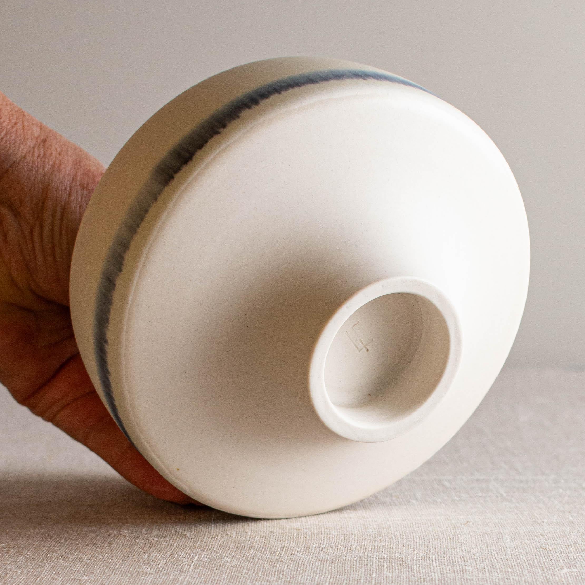 Abgewinkeltes Gefäß der blauen Linie aus weißem Porzellan von Lisa Fleming im Angebot 4