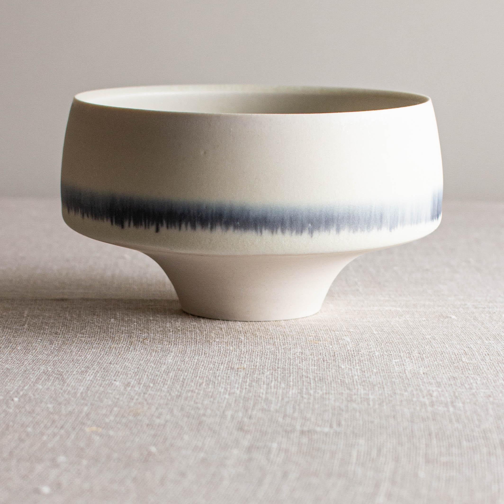 Abgewinkeltes Gefäß der blauen Linie aus weißem Porzellan von Lisa Fleming
Einzigartig
Abmessungen: T 12,7 x B 12,7 x H 7 cm.
MATERIALIEN: Porzellan. 

Form, Linie, Silhouette, Oberfläche.... Ich liebe es, mich in der Oberfläche zu verlieren!

Die