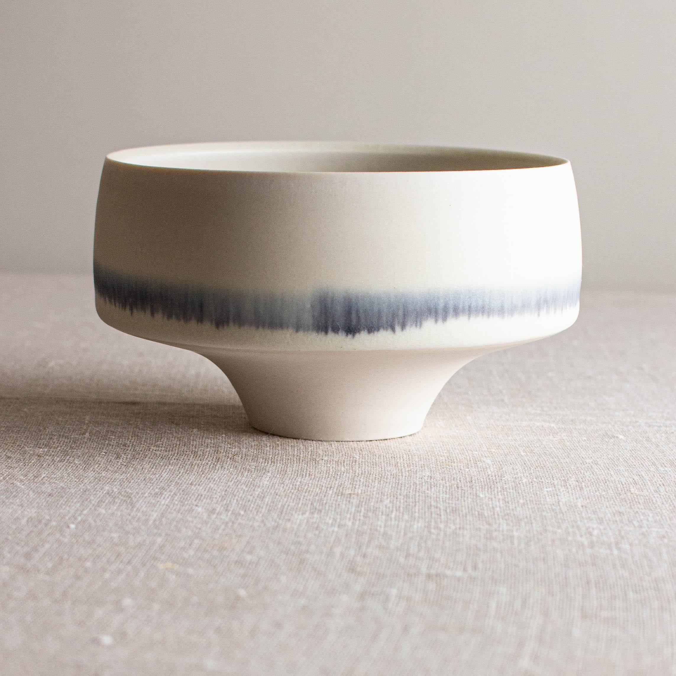 Abgewinkeltes Gefäß der blauen Linie aus weißem Porzellan von Lisa Fleming (Moderne) im Angebot