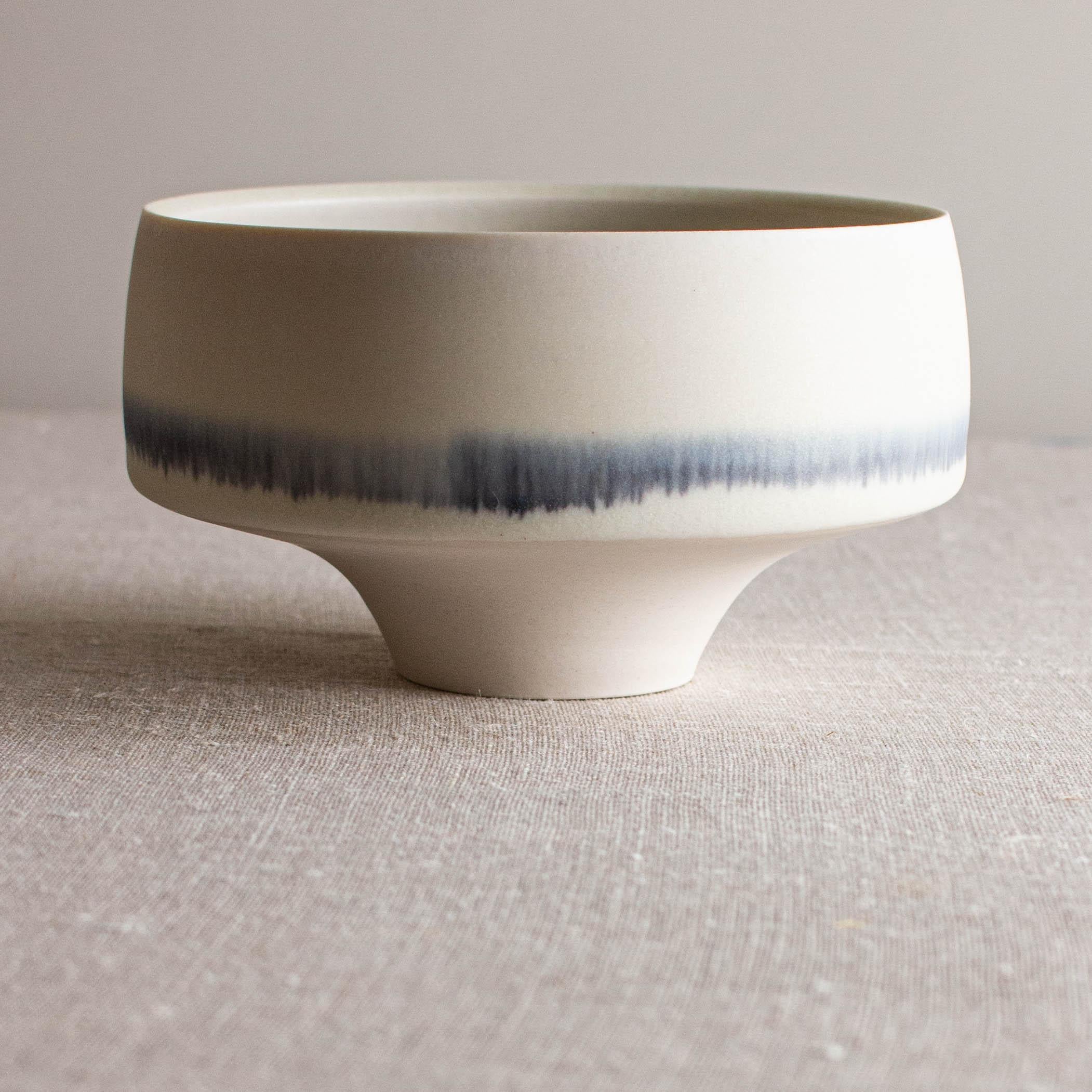 Abgewinkeltes Gefäß der blauen Linie aus weißem Porzellan von Lisa Fleming (Mexikanisch) im Angebot