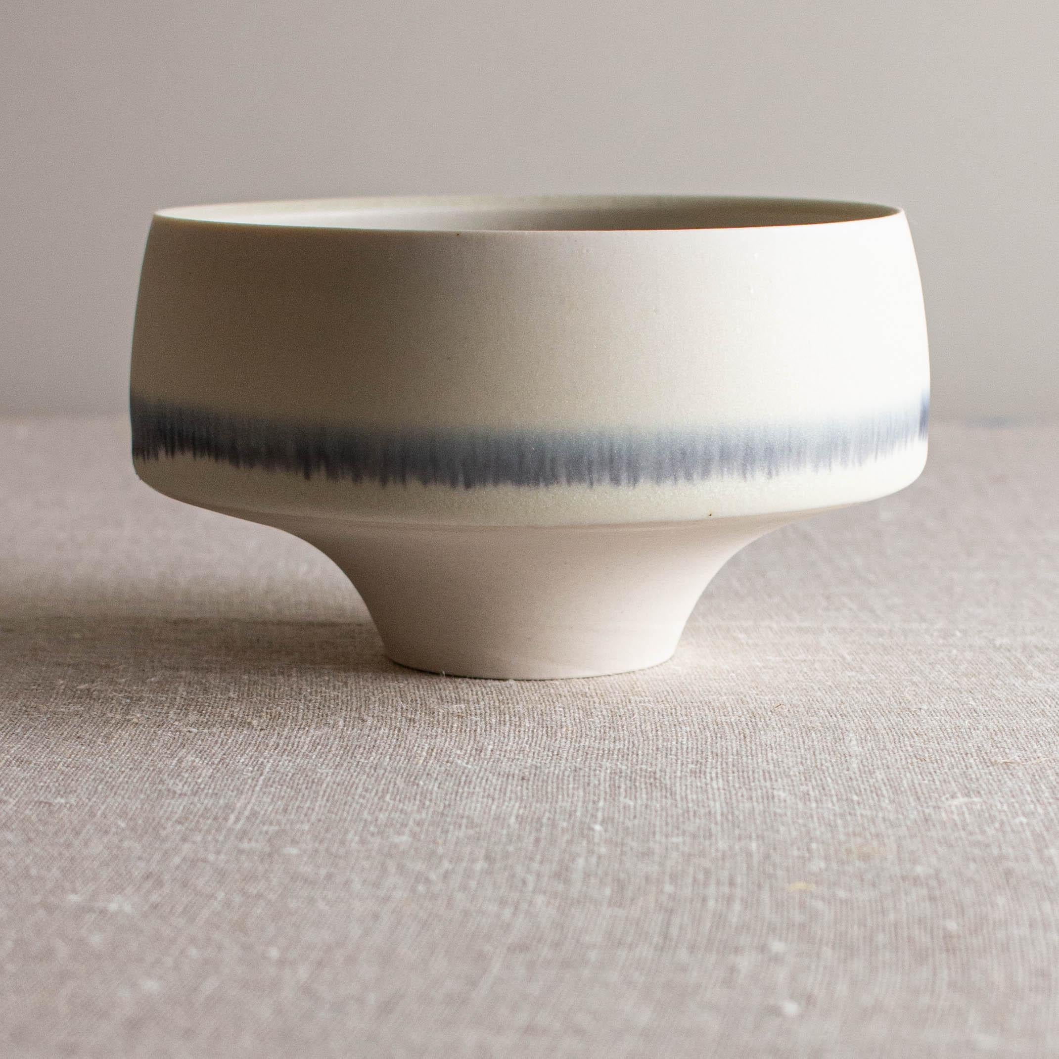 Abgewinkeltes Gefäß der blauen Linie aus weißem Porzellan von Lisa Fleming (Sonstiges) im Angebot