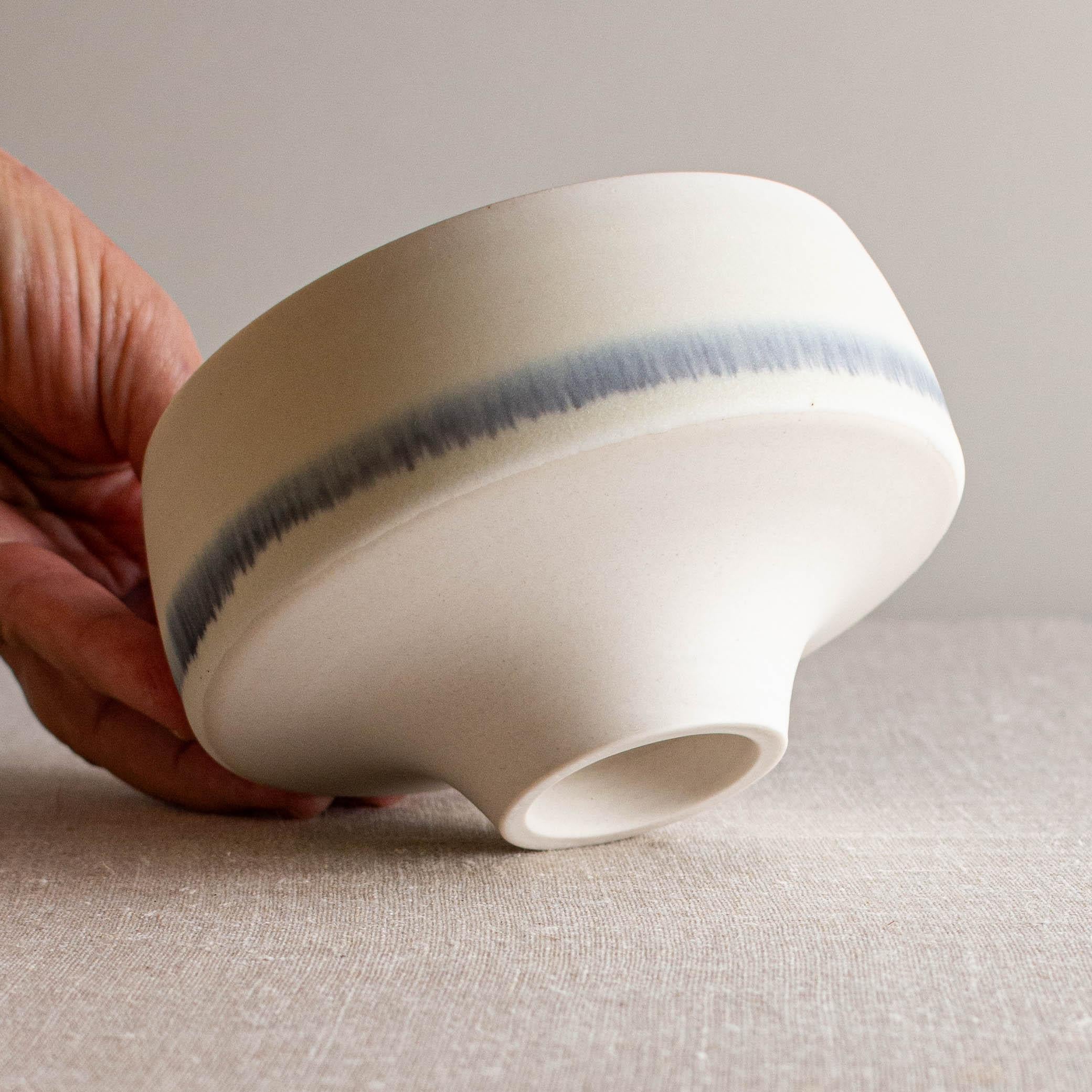 Abgewinkeltes Gefäß der blauen Linie aus weißem Porzellan von Lisa Fleming im Zustand „Neu“ im Angebot in Geneve, CH