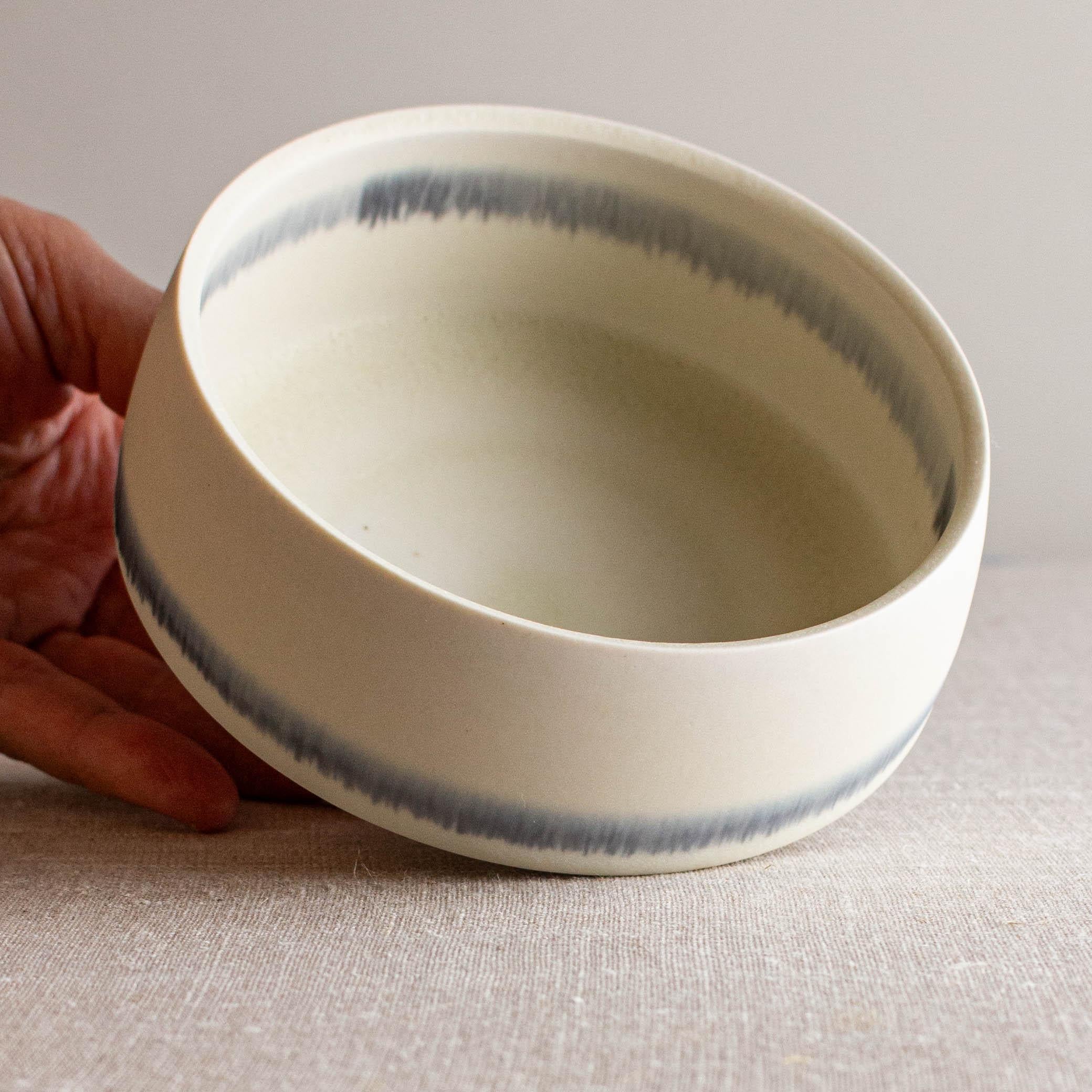 Abgewinkeltes Gefäß der blauen Linie aus weißem Porzellan von Lisa Fleming (21. Jahrhundert und zeitgenössisch) im Angebot