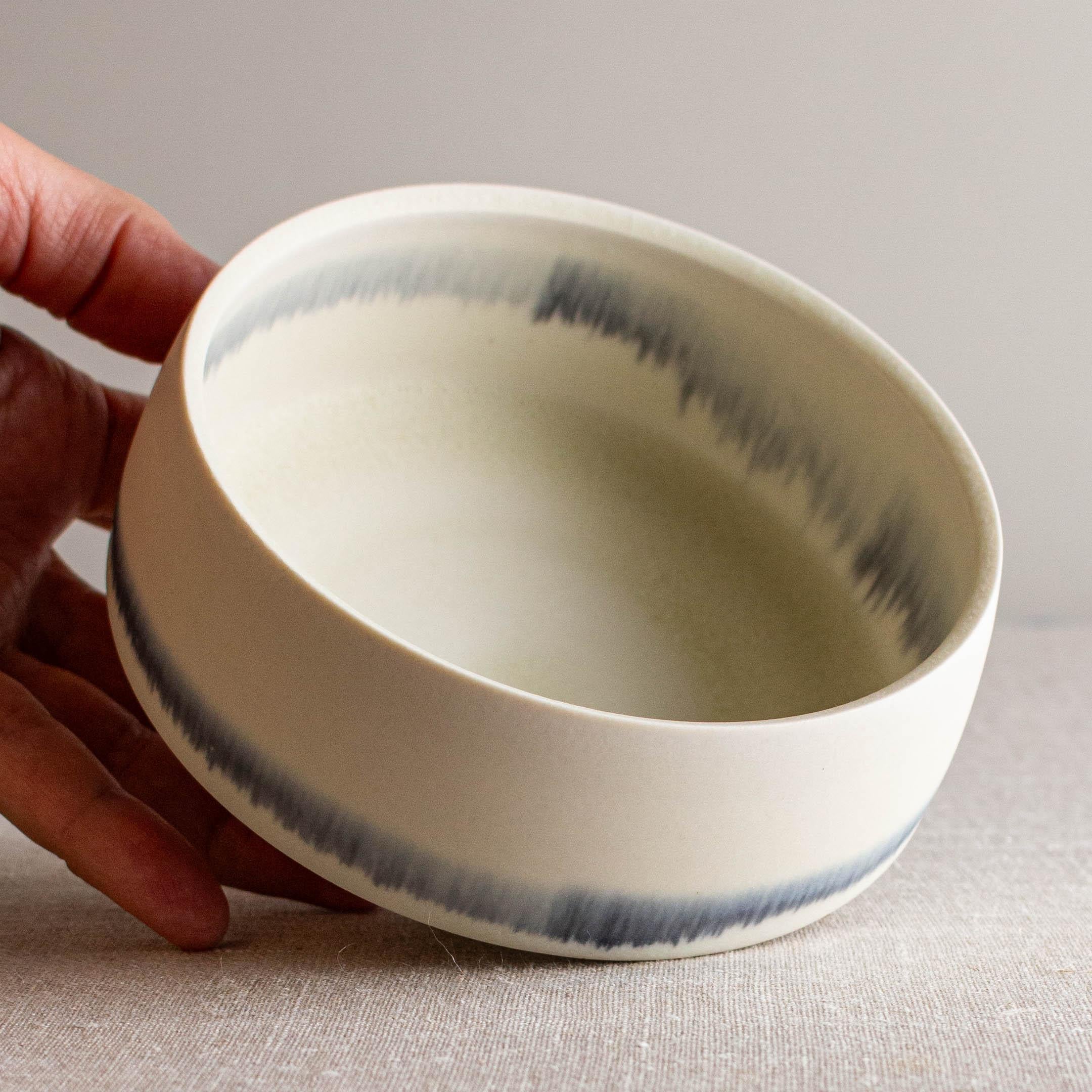 Abgewinkeltes Gefäß der blauen Linie aus weißem Porzellan von Lisa Fleming im Angebot 1