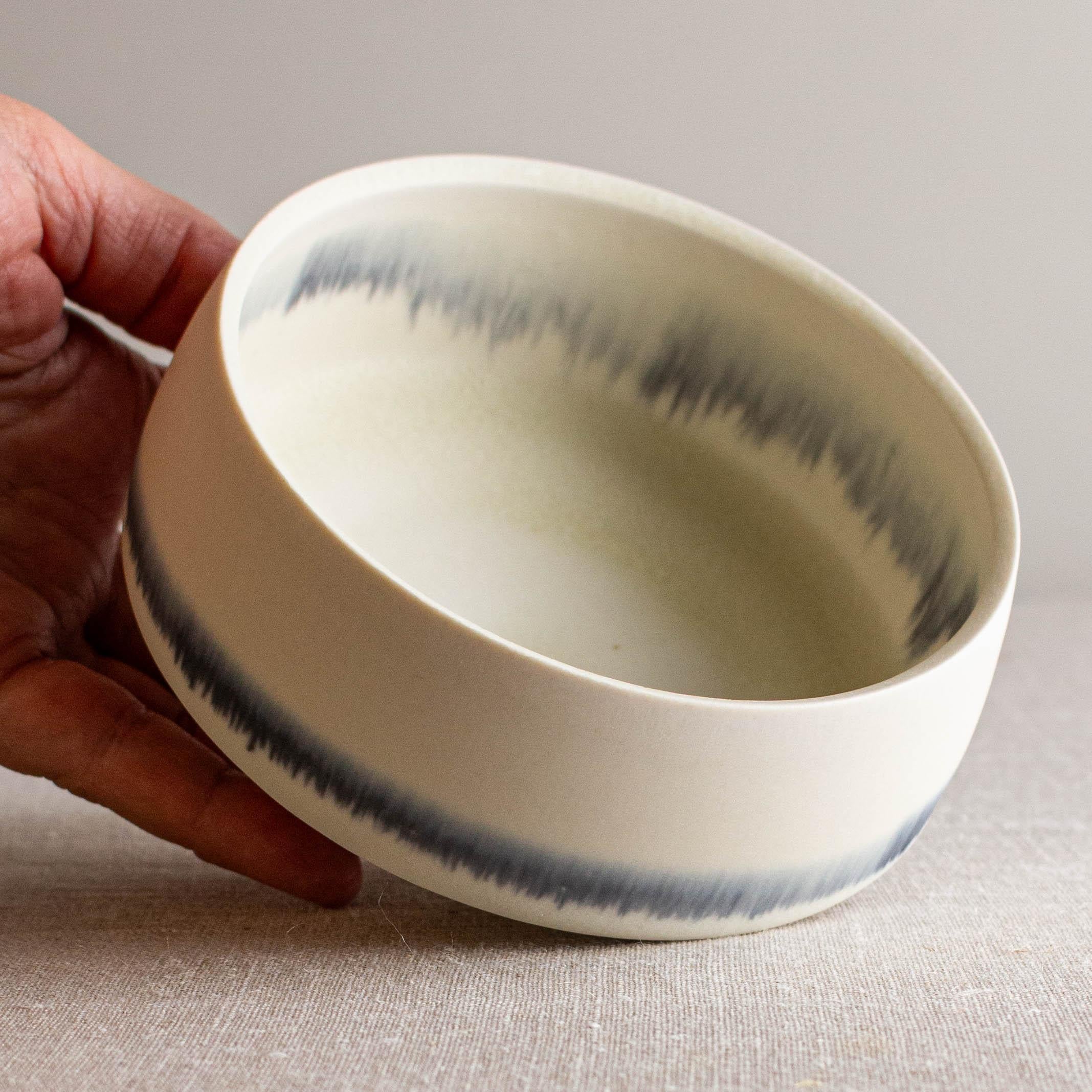 Abgewinkeltes Gefäß der blauen Linie aus weißem Porzellan von Lisa Fleming im Angebot 2