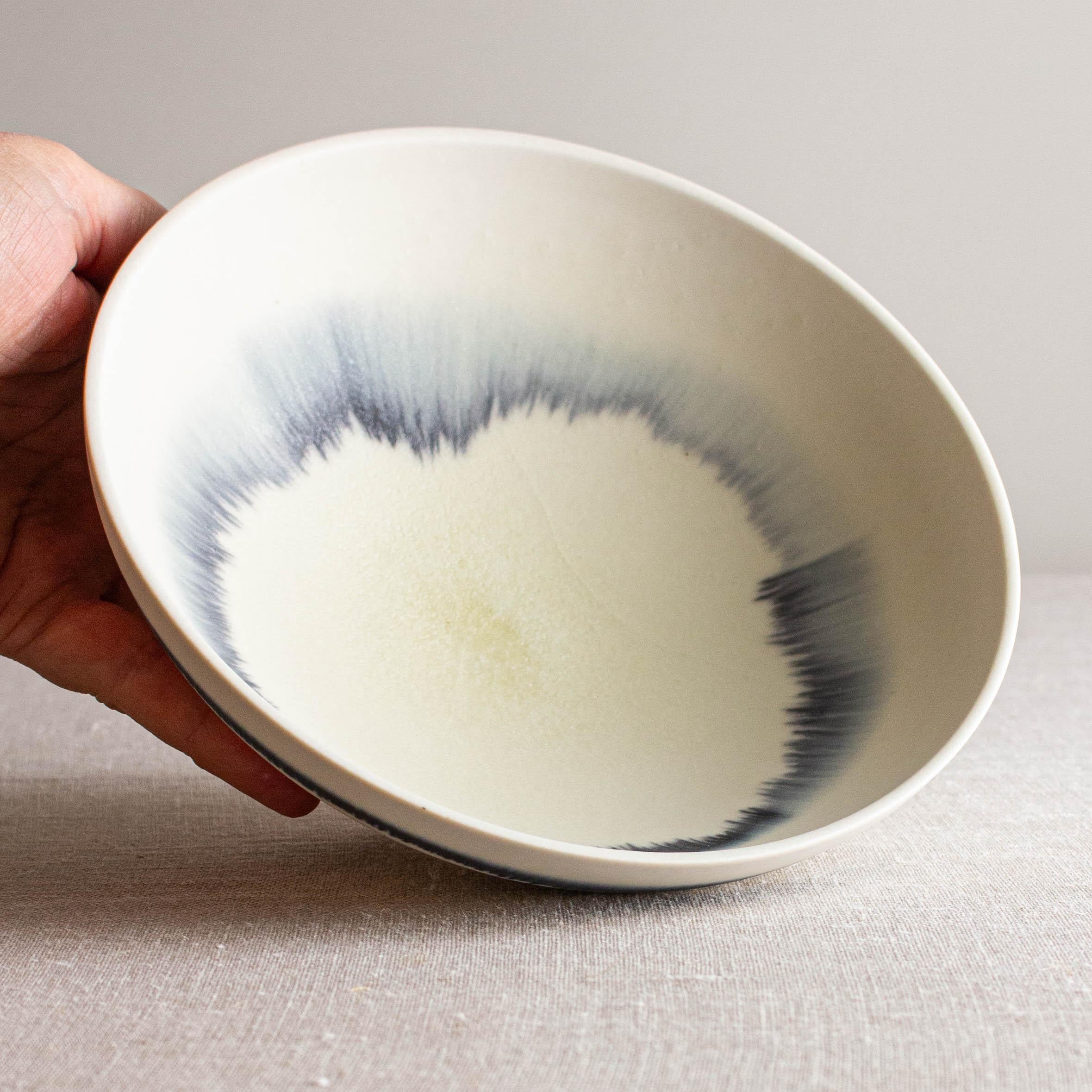 Schale Blue Line aus weißem Porzellan mit blauen Linien von Lisa Fleming im Angebot 3